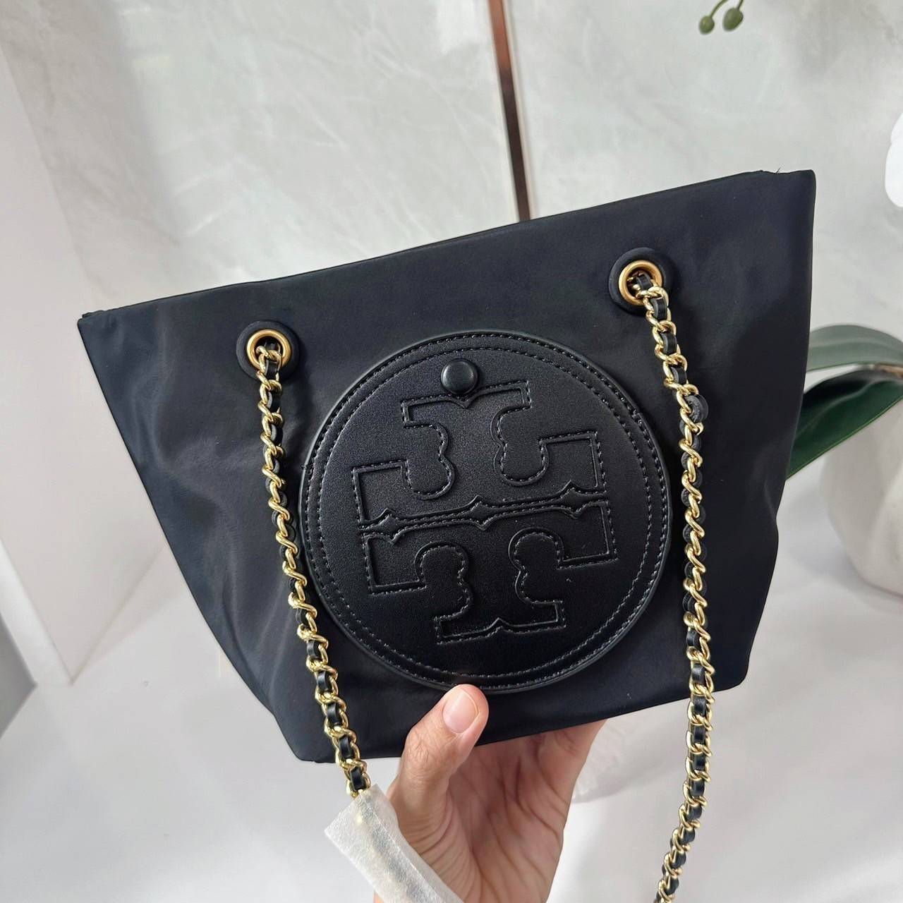 TORY BURCH Ella Chain Crossbody Nylon Bag กระเป๋าคล้องไหล่สายโซ่หรูหราโดดเด่นด้วยโลโก้หนังด้านหน้า สามารถปรับสะพายคอสบอดี้ สะพาลไหล่ได้