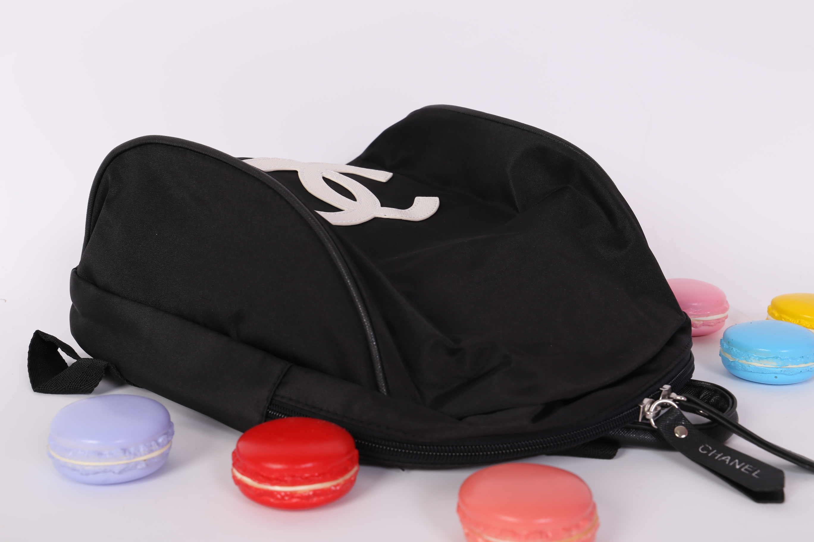 Chanel VIP Gift Backpack (พร้อมส่งโลโก้ขาว) สินค้าเป็นของแท้ ใหม่จากเค้าเตอร์เครื่องสำอาง/น้ำหอมแบรนด์ กระเป๋าเป้ของแท้จาก Chanel VIP Gift Bag วัสดุไนล่อน หัวซิปทำจากหนังปั้มชื่อแบรนด์ ด้านในเป็นช่องกว้าง และมีช่องซิปเล็ก ตัวสายสะพายด้านหลังเลื่อนปรับได้ค