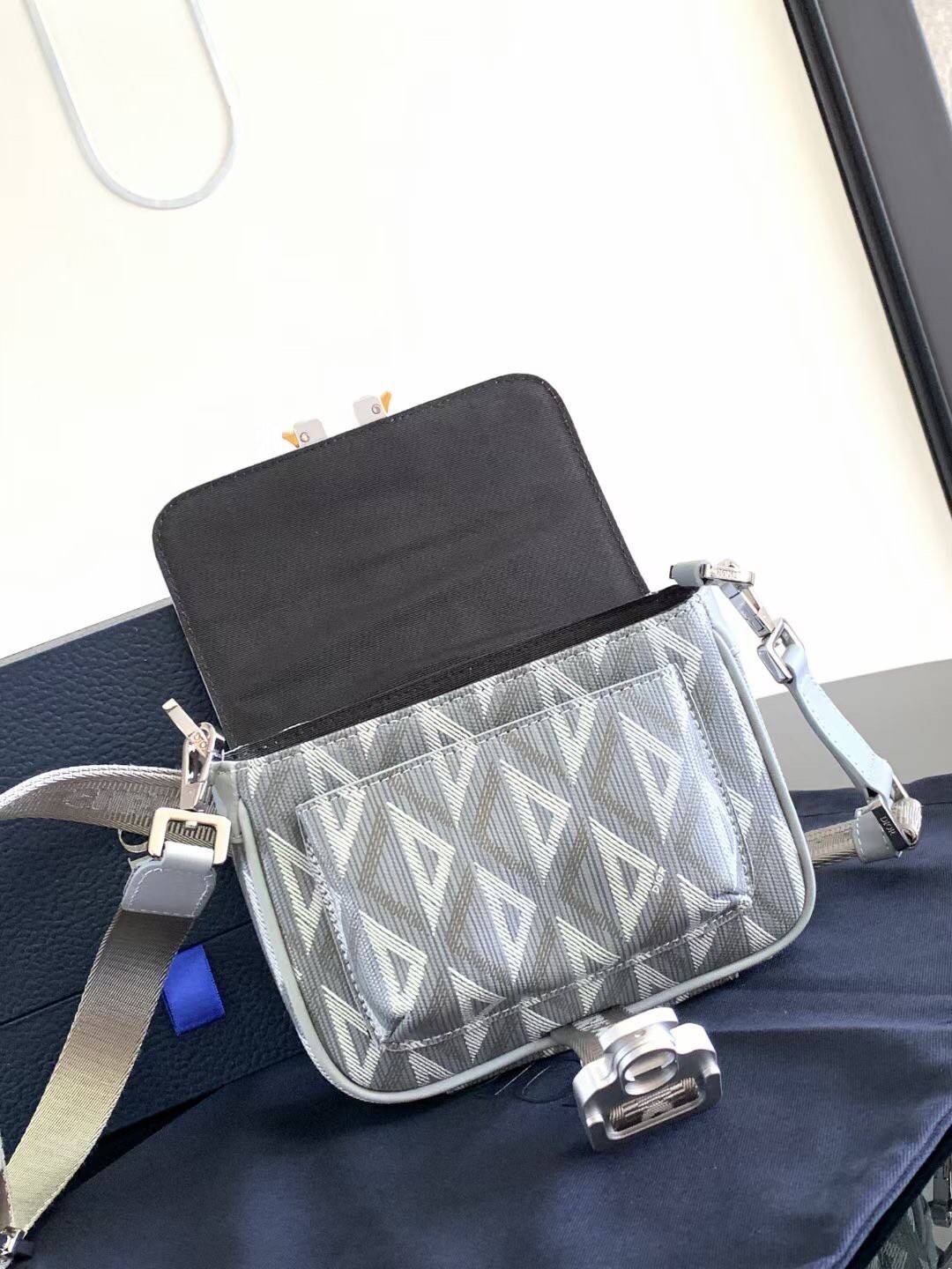 MINI DIOR HIT THE ROAD BAG / Dior Mini Messenger Bag / CD Diamond Messenger Bag ท็อปออริสลับแท้ เกรดดีสุด พร้อมส่ง กระเป๋าสะพาย รุ่นใหม่ล่าสุดคอล Summer 2023 ที่หนุ่มๆไม่ควรพลาด สวยหรูหราเป็นเอกลักษณ์แบรนด์