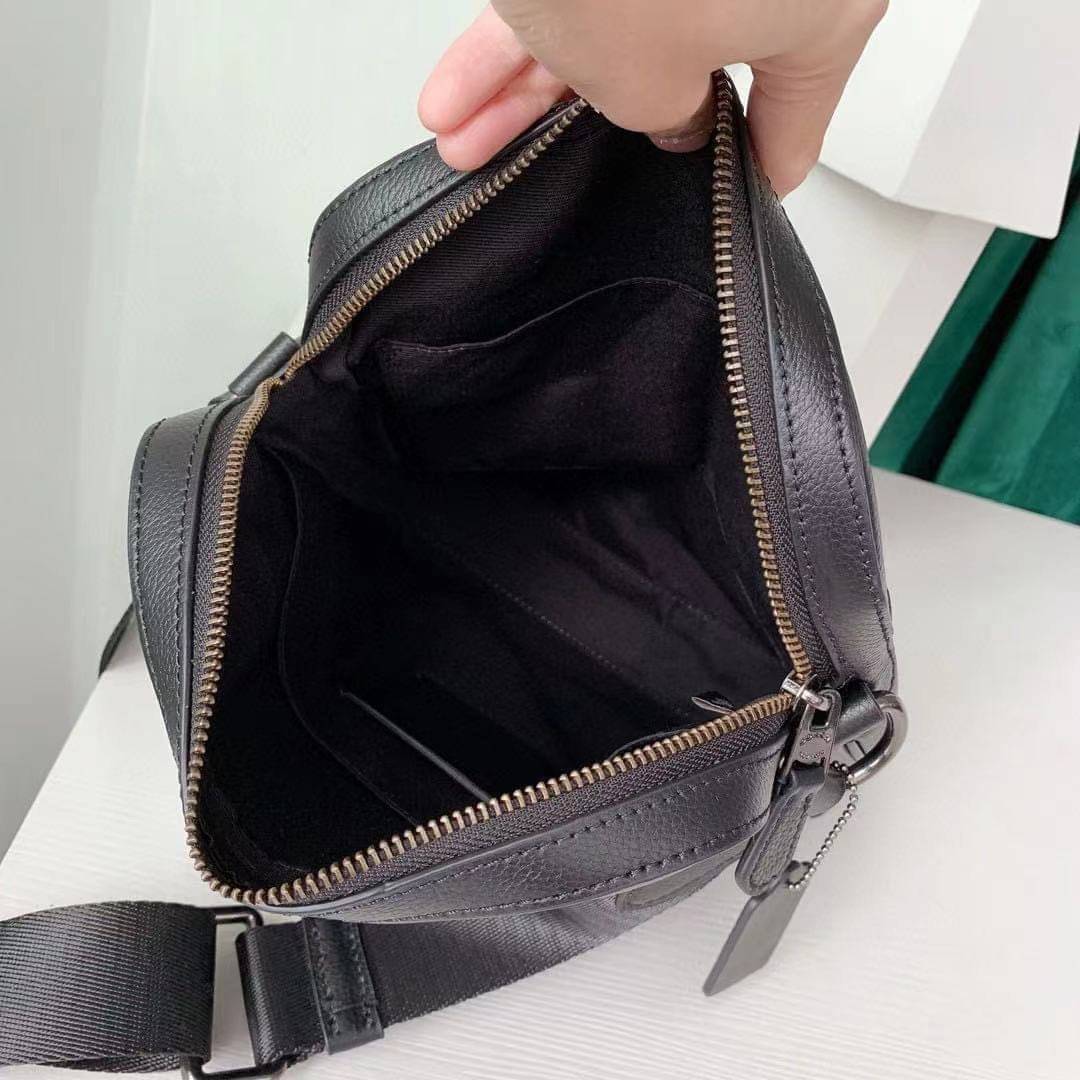 COACH HOUSTON FLIGHT BAG Calf Leather Black Smooth calf leather พร้อมส่งอีกครั้ง! กระเป๋าสะพายแบบครอสบอดี้ร์ของคุณผู้ชาย หนังแท้ ลายหนังสวย ด้านหน้ามีช่องซิปให้หนึ่งช่อง ช่องหลักกว้างใส่สัมภาระได้จุค่ะ พร้อมช่องเล็กใส่ของจุกจิกอีก3ช่องค่ะ สายสะพาย