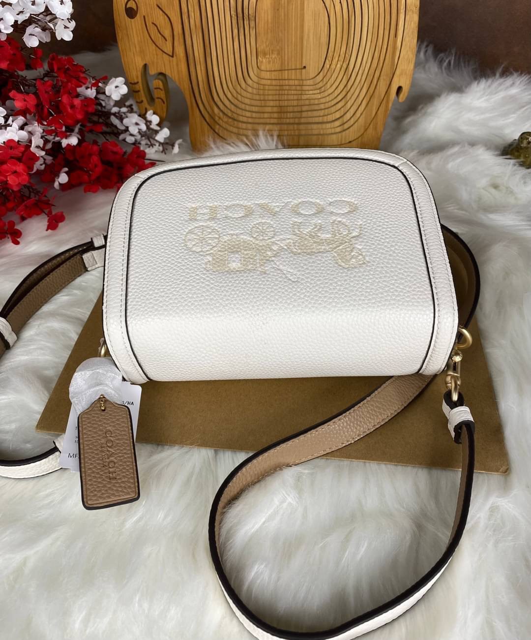 OUTLET 】COACH SADDLE BAG WITH HORSE AND CARRIAGE (COACH C4058) หนังกรวดละเอียดภายในกระเป๋ามัลติฟังก์ชั่น กระดุมแม่เหล็ก ซับในผ้านอกกระเป๋าเปิด สายสะพายถอดได้ สายสะพายยาว 22" สำหรับสะพายไหล่หรือ crossbody