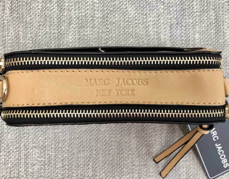 MACR JACOBS NEW YORK 2 ZIP กระเป๋าสะพายข้างหรือ crossbody ได้ค่ะ มาพร้อมสายสะพายมา 2 สาย ถอด และปรับระดับ ได้ทั้ง 2 สาย สลับใช้ไม่จำเจ ด้านหน้าตประดับ logo สวยหรู มี 2 ช่องซิปใส่ของ ภายในจุได้พอประมาณ มีช่องซิป และช่องเล็กใส่ของจุกจิก ที่จับซิปเป็นพวงหนัง