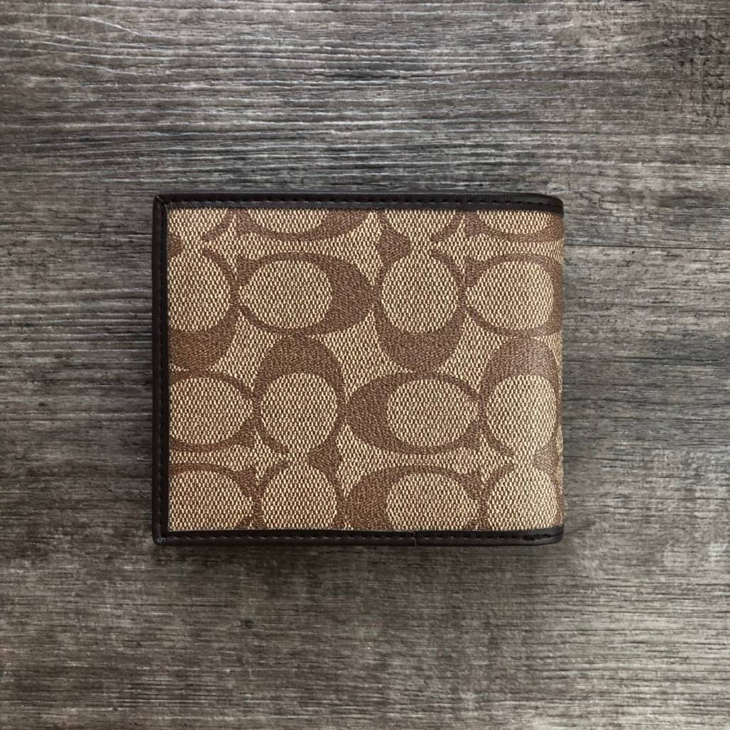 COACH Heritage Signature Compact ID Wallet กระเป๋าสตางค์ใบสั้น มาพร้อมกระเป๋าใส่บัตรใบเล็กอีก 1 ใบ จะมอบเป็นของขวัญหรือใช้เองก็แนะนำค่ะ