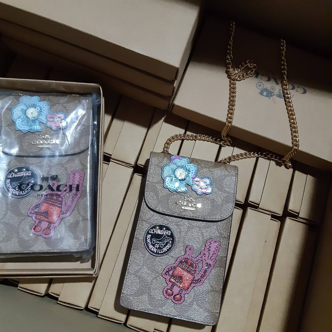 COACH PHONE CASE CROSSBODY BAG ((73486//76988//76357//39955//91046)) COACH NORTH/SOUTH CROSSBODY IN SIGNATURE CANVAS กระเป๋าใส่โทรศัพท์รุ่นนี้ มีความโดดเด่นทั้งดีไซน์และคุณสมบัติในการใช้งาน ด้วยลวดลายที่มีซิกเนเจอร์เป็นเอกลักษณ์แล้ว ด้านหลังยังมีช่องใส่กา