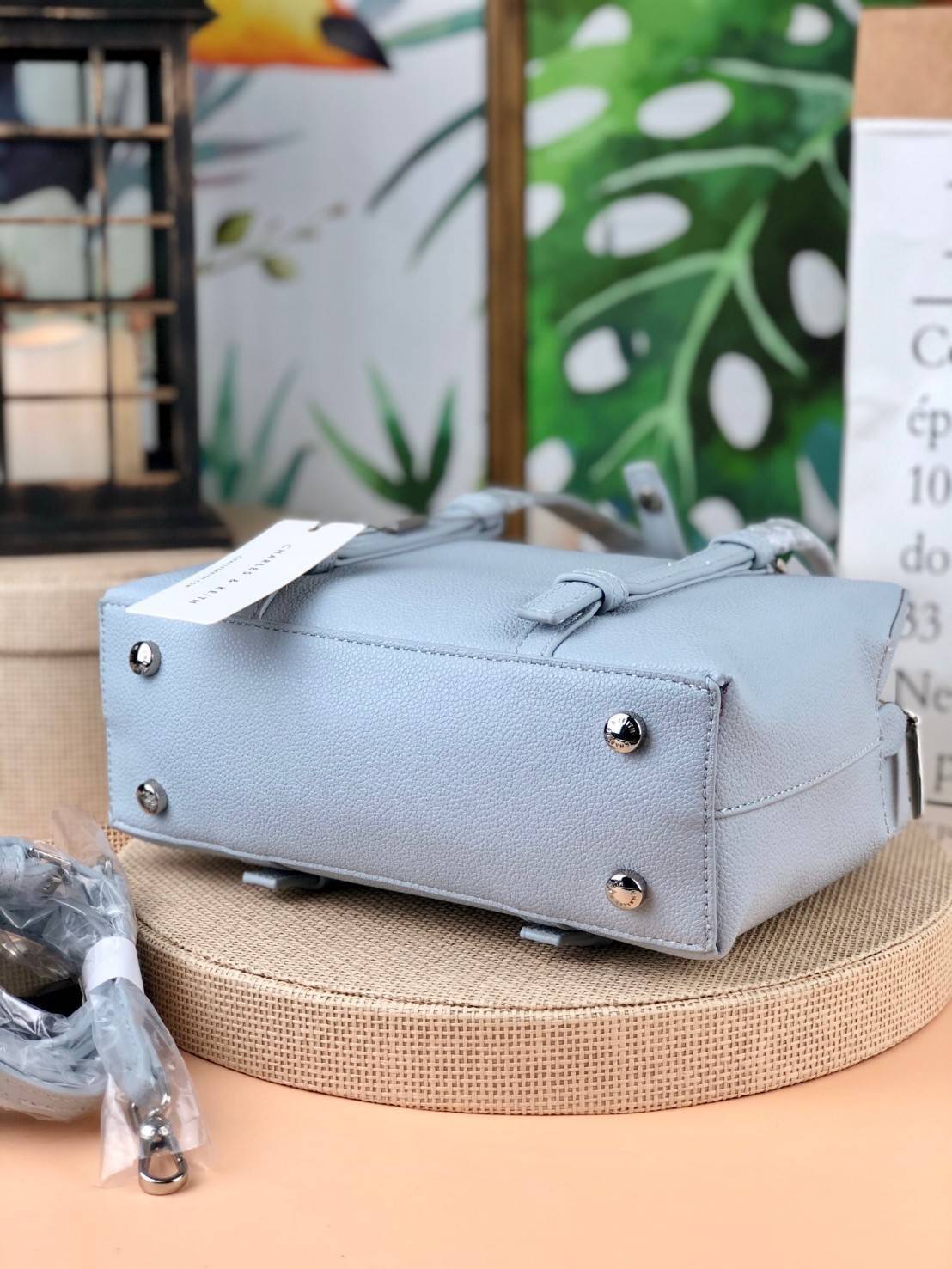 Charles & Keith Bowling Bag กระเป๋าถือ/สะพายทรงโบว์ลิ่ง จุของดีมากๆ วัสดุหนังลายลิ้นจี่ ปั๊มโลโก้แบรนด์ด้านหน้า มีหมุดรองฐานกระเป๋าทั้ง 4 มุม รุ่นนี้จะมีตัวล็อกหูหิ้วกระเป๋าด้วยค่า เปิดปิดแบบซิป ด้านในมีช่องซิปเล็กอีก 1 ช่อง ใส่กระเป๋าเงินใบยาวได้ค่า กับข