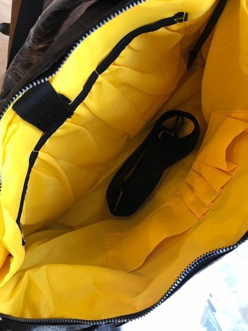 KIPLING ART ORGANISED Metallic Tote Bag with Laptop Compartment กับอีกหนึ่งคอลเลคชั่นของ GO MONDAY collection วัสดุ synthetic (structured, coated) กระเป๋าถือหรือสะพายที่ภายในมีช่องแยกเป็นสัดส่วน ตรงกลางมีช่องใส่ Laptop มีเบาะหุ้มหนาโดยเฉพาะ มีช่องใส่ขวดน้