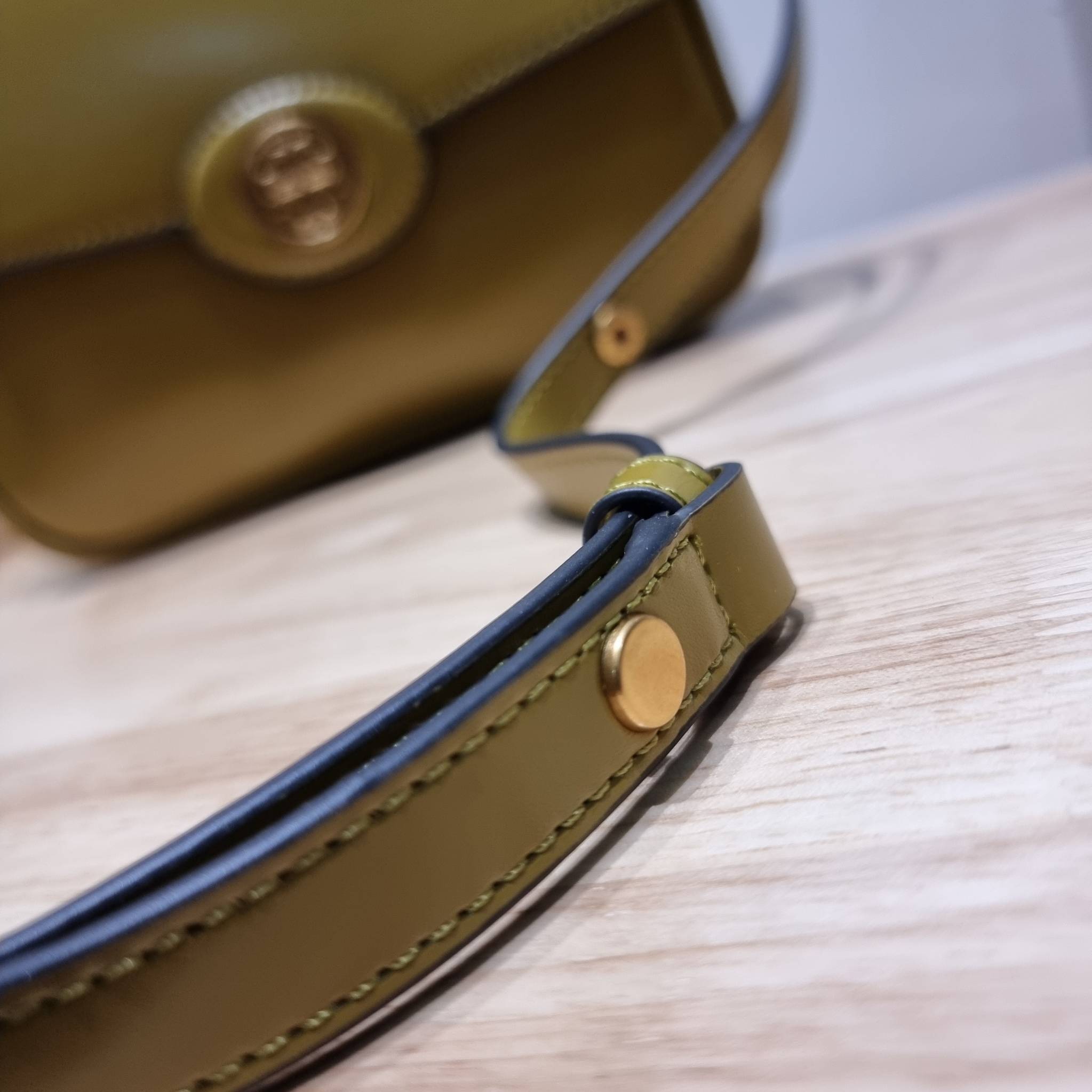 TORY BURCH ROBINSON SPAZZOLATO CONVERTIBLE SHOULDER BAG คอลเลคชั่นใหม่ สวยก่อนใคร ในราคาสุดคุ้ม! กับกระเป๋าสะพายไหล่ ดีไซน์สุดหรู หนังแก้วเงาสวยคม สีผู้ดี รูปทรงใช้งานได้ทุกลุค