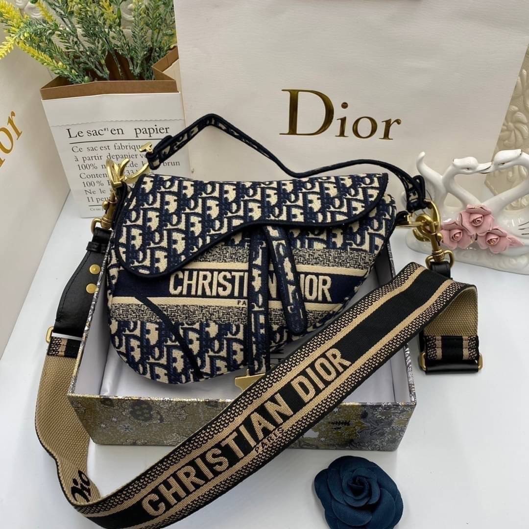 DIOR SADDLE BAG Blue Dior Oblique Embroidery รุ่นใหม่ กระเป๋ารุ่นยอดนิยมตามแบบฉบับแบรนด์ ใช้งานได้ 2 แบบ สะพายยาว CROSSBODY และสายสั้นถือได้เก๋ๆ ลุคนี้คูลสุดๆ เลยค่าา ภาพถ่ายจากสินค้าจริง! สวยมาก พร้อมส่งที่ไทยราคาสุดคุ้ม สาวๆ ห้ามพลาดค่ะ!
