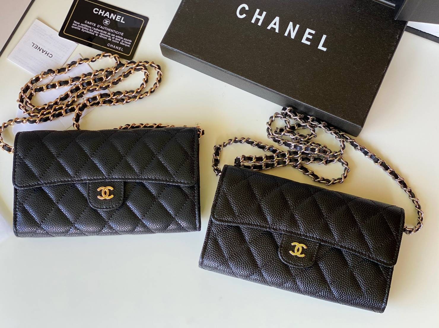 หนังแท้ CHANEL WALLET WITCH CHAIN พร้อมส่งที่ไทย ภาพสินค้าถ่ายจากงานขายจริง ใช้งานต่างประเทศได้ รุ่นยอดนิยมไอเท็มฮิตวัสดุหนังคาเวียร์สวยคลาสสิคเปิดปิดด้วยฝาปิดกระดุมด้านหน้ามีโลโก้แบรนด์อะไหล่สวยหรูดูดีมาพร้อมสายโซ่อะไหล่เงินและทอง ร้อยหนังจะสะพายไหล่ หรื