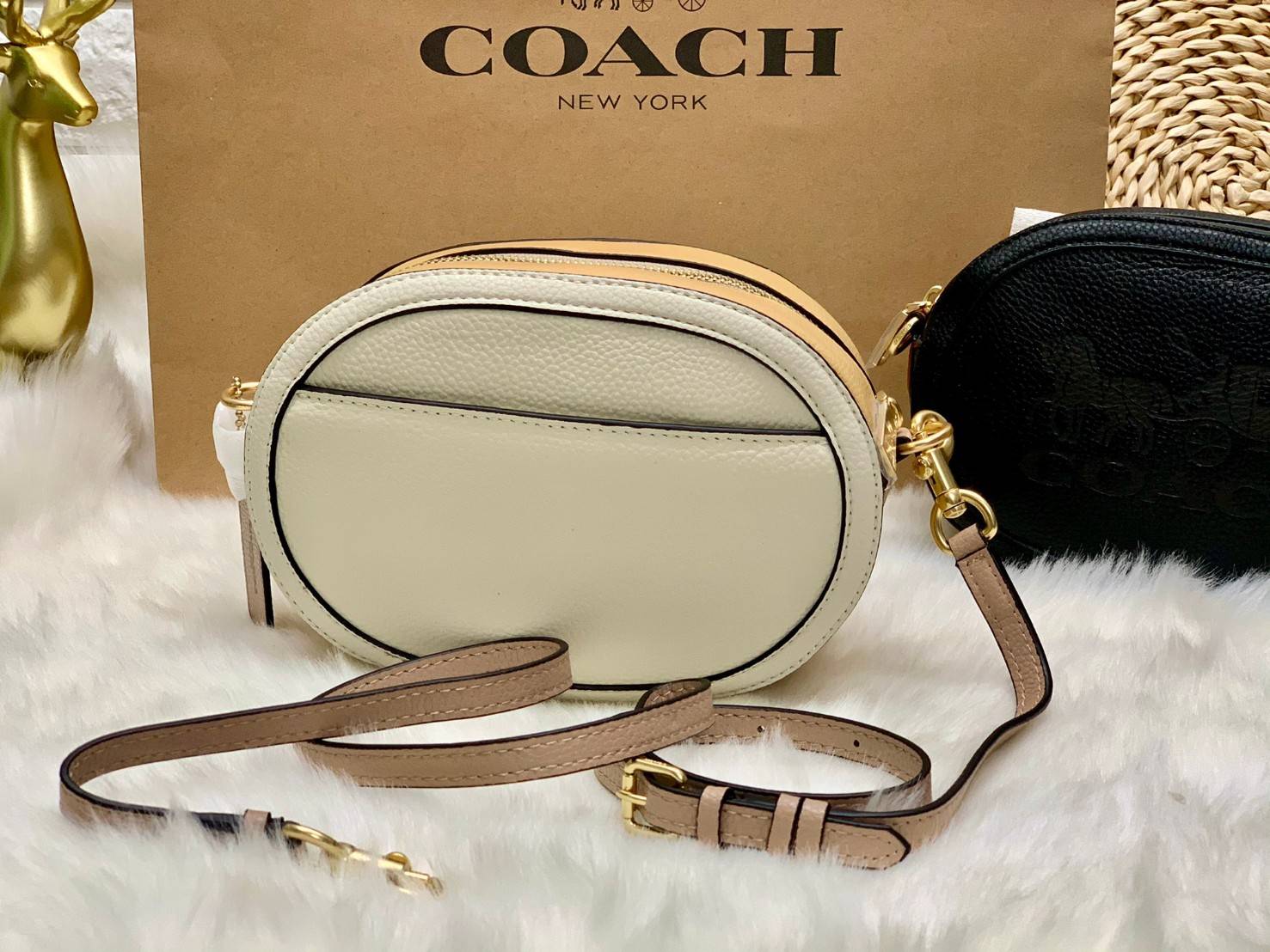 COACH Camera Bag In Colorblock ((C4056//C4156)) พร้อมส่งค่ะ! กระเป๋าทรงกลม ใบน่ารัก ขนาดพอดีลำตัว บวกกับเป็นหนังแท้นิ่มอย่างดี น่าใช้มากๆเลยทีเดียว ด้านหน้ามีโลโก้แบรนด์รถม้า เปิดปิดกระเป๋าแบบซิป ภายในใส่มือถือได้ทุกรุ่น;กระเป๋าเงินใบกลางได้;ของสำคัญจุกจิ