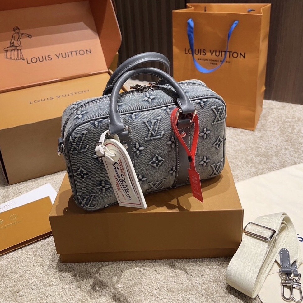 LV Denim Camera Box Bag กระเป๋าสะพายทรงกล่อง งานเดนิมฟอก คอลใหม่สุดคลาสสิก สวยเท่ห์มาก ปั้มลายโมโนแกรมนูนสวยโด่ดเด่น