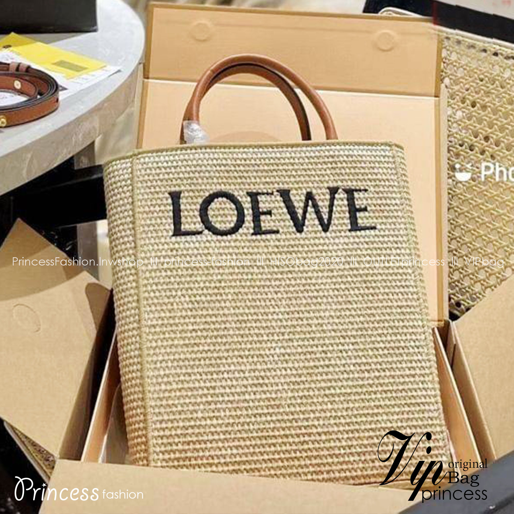 Loewe Leather-trimmed Raffia Tote / Loewe Tote Bag กระเป๋าโท้ท รูปทรงสวยงามสานเต็มใบ และยังโดดเด่นด้วยโลโก้ สีโทนอุ่น ทำให้ไอเท็มนี้ ภายในกระเป๋าใหญ่โล่งกว้าง ใบนี้เหมาะกับสายแฟชั่นมากๆ