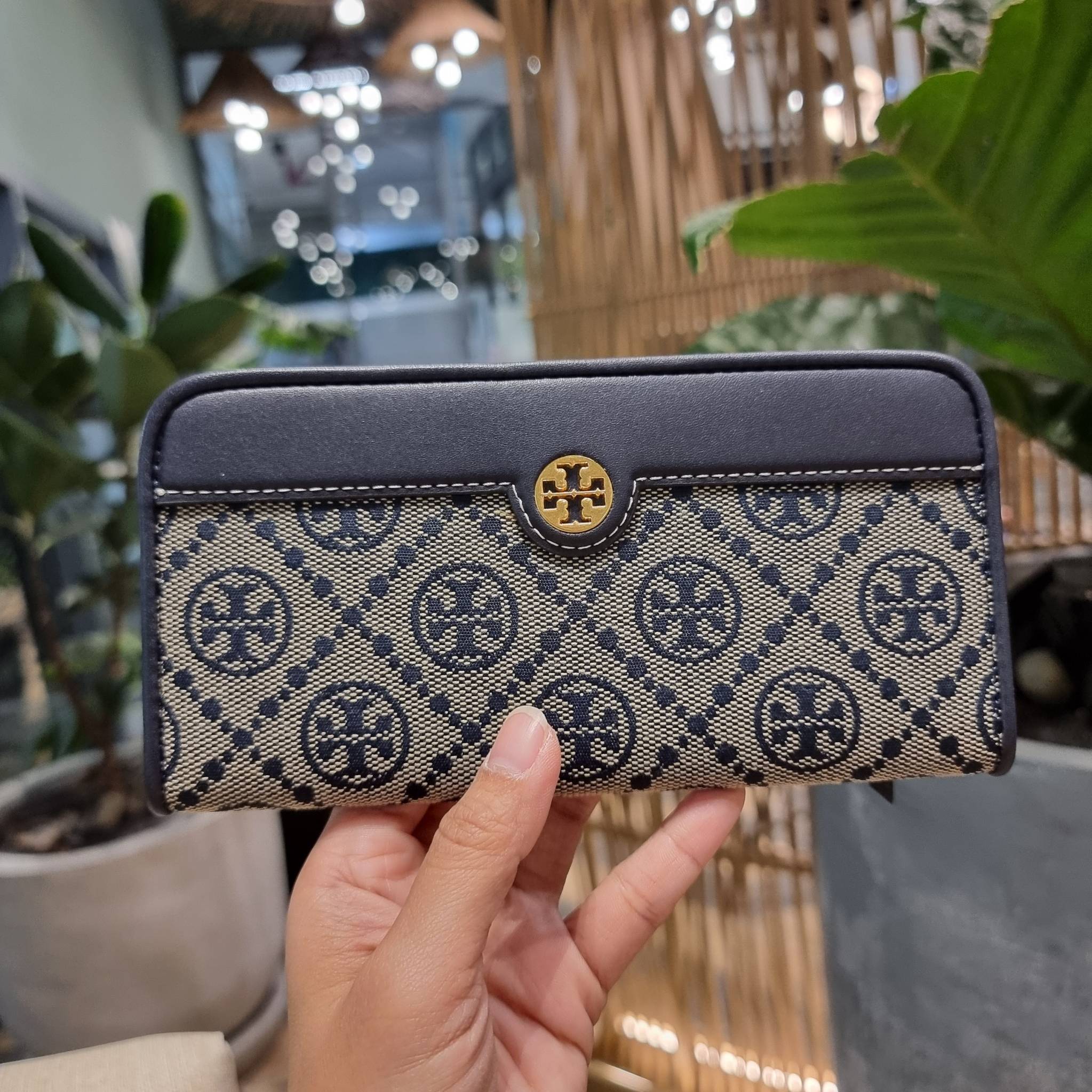 TORY BURCH T MONOGRAM JACQUARD SLIM WALLET ของดีมีให้ที่นี่แบบจัดเต็ม กระเป๋าสตางค์ใบยาว รุ่นสลิม สวยหรู ขนาดกำลังเหมาะมือ ถือแล้วขับผิว วัสดุผ้า jacquard ตัดสลับหนังแท้ ภายในสวยคมม้าก!! มีช่องใส่บัตรได้แบบเน้นๆ และช่องใส่ธนบัตรได้ ด้านหลังมีช่องซิปอีกหนึ