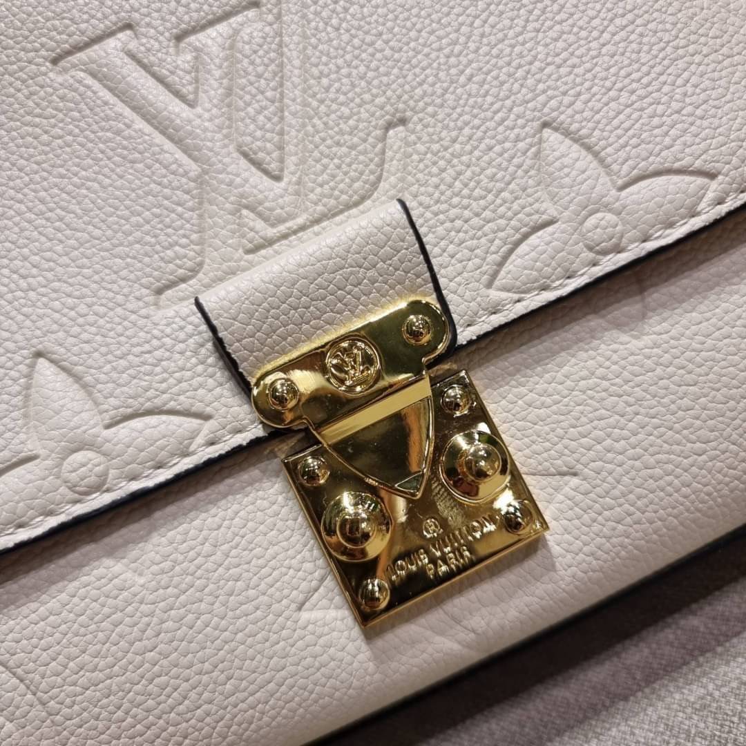 VIP 🥂 LV MADELEINE BAG ใหม่ล่าสุด อีกหนึ่งรุ่นคลาสสิคหายาก ที่สาวๆรอคอย กระเป๋าถือ/สะพายข้าง ดีไซน์เรียบง่าย แต่เต็มไปด้วยดีเทลความหรู วัสดุหนังวัวปั๊มลายเอกลักษณ์ เปิด‐ปิดด้วยอะไหล่กดล็อคสีทองหรู และมีพวงหนังห้อยพิเศษแถมมาให้ด้วย ภายในแบ่งสัดส่วน