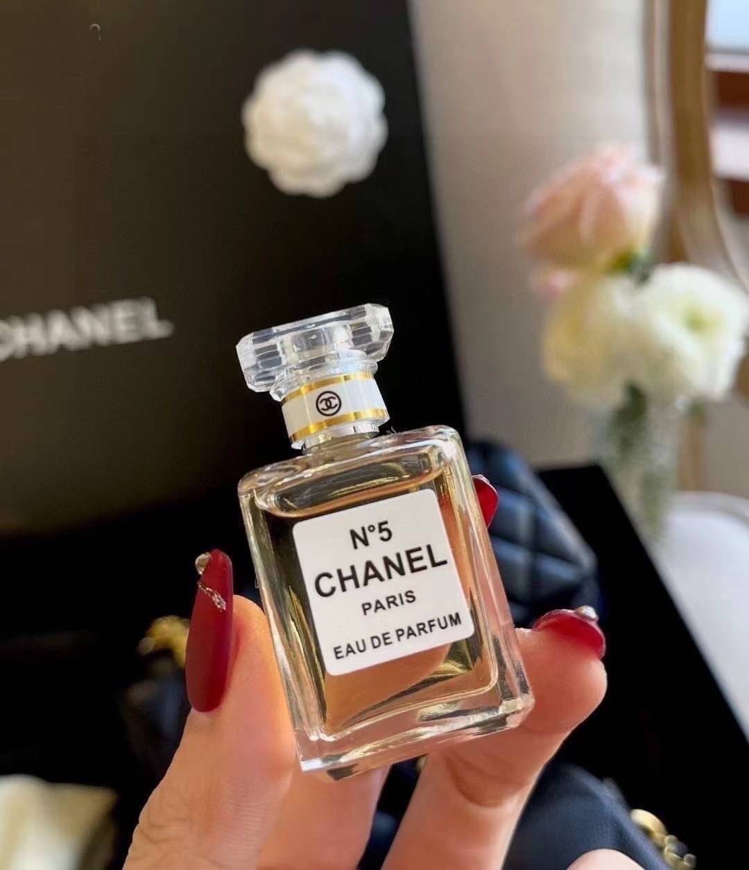CHANEL GIFT BOX SET Chanel Holiday Makeup & Beauty Gift Sets สุดหรูชวนให้สะสม สุดยอดไอเท็มหายากพร้อมเสิร์ฟครบชุด limited สุดคุ้ม มาพร้อมกระเป๋าสะพายถึง 2 ใบ รุ่นยอดฮิตทั้งนั้น!!ที่พิเศษยังมีน้ำหอมตัวท็อปมาให้อีก chanel no.5 ที่แสนจะเย้ายวน ในขนาด 7.5 ml. 