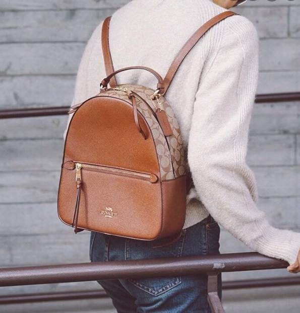 COACH JORDYN BACKPACK IN BLOCKED SIGNATURE ((76622//76624//76715)) พร้อมส่ง กระเป๋าสะพายหลังแบบมีหูหิ้ว หนังแท้ หนังนิ่มอย่างดีเลยค่า ด้านหน้ามีช่องซิปหนึ่งช่องสำหรับใส่ของจุกจิกนะคะ เปิดปิดช่องหลักแบบซิปคู่ หัวซิปมีหนังห้อยมาให้ ภายในกระเป๋าโล่งใส่สัมภาร
