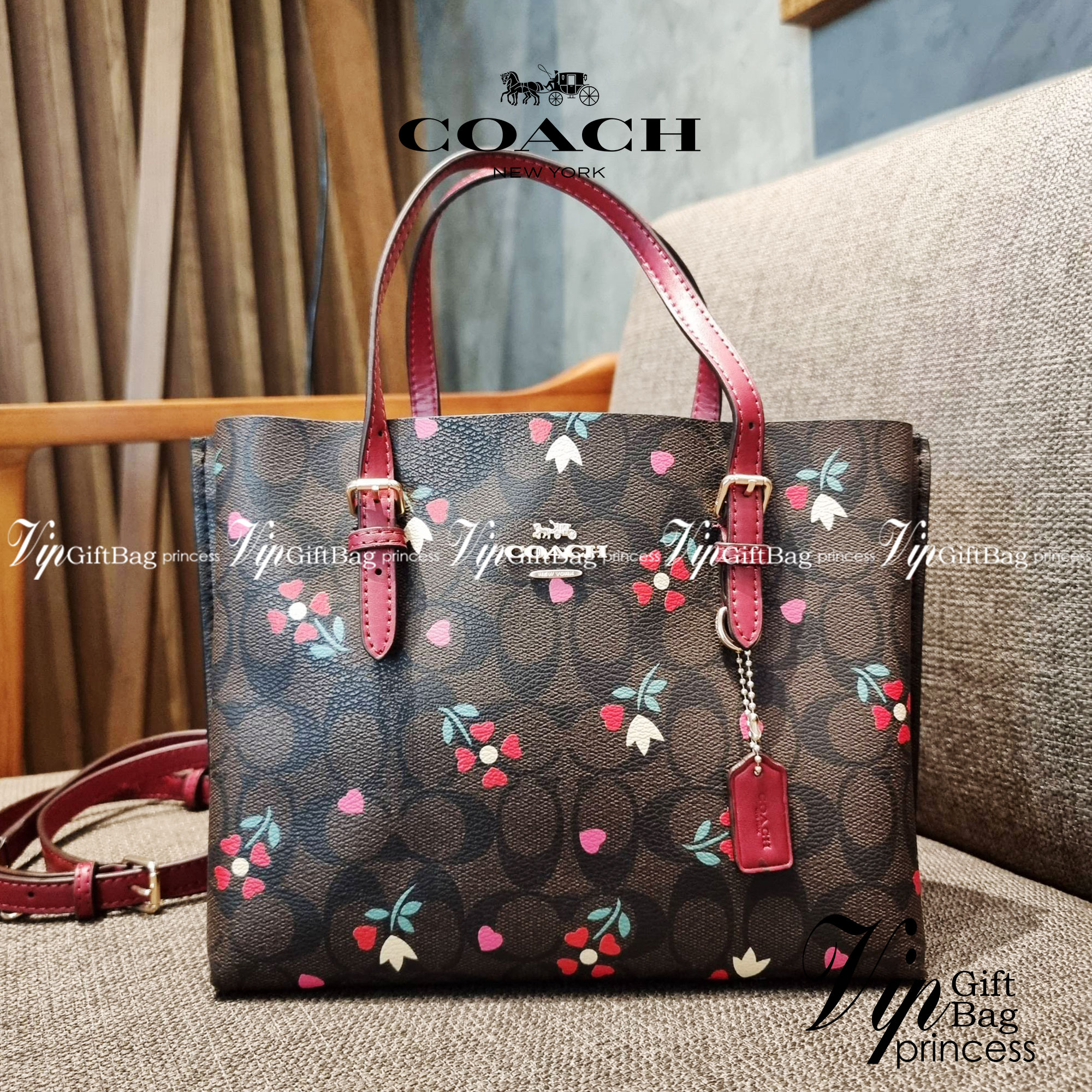 COACH C4250 MOLLIE TOTE 25 IN SIGNATUE CANVAS WITH HEART FLORAL ดีไซน์ใหม่ล่าสุด กระเป๋าโท้ทไซส์เล็กที่สาวๆต่างก็ต้องปักใจรัก รอบนี้น้องถูกเติมแต่งลวดลายดอกไม้ เพิ่มดีเทลความน่าใช้ไปอีก วัสดุหนังแคนวาส ทนทาน ภายในโล่งกว้าง มีช่องซิปกลางใส่ของได้ ขนาดกำลัง