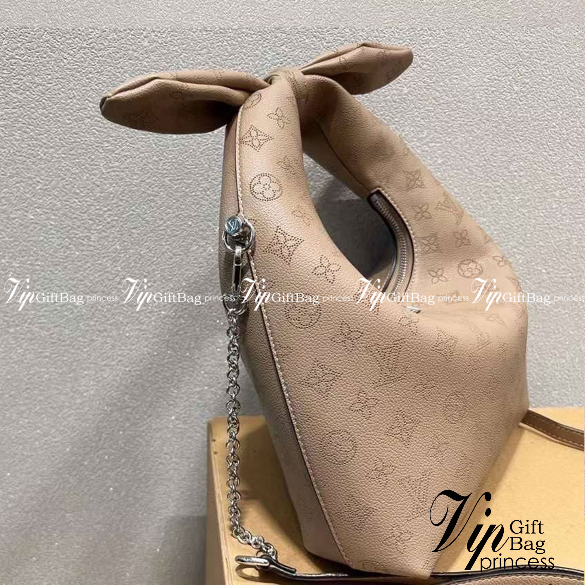 LV Why Knot PM Bag กระเป๋าสะพายงานแบรนด์ ผูกโบว์น่ารัก แต่คงความคลาสสิก งานหนังสวย ดีไซน์หรูหรา แมทช์กับการแต่งตัวง่าย จึงครองใจสาว ๆ ได้ไม่ยาก ไม่ว่าลุคไหนกระเป๋าใบนี้ก็คอมพลีทลุคได้อย่างสมบูรณ์แบบ ภาพถ่ายจากงานขายจริง ใช้งานต่างประเทศได้