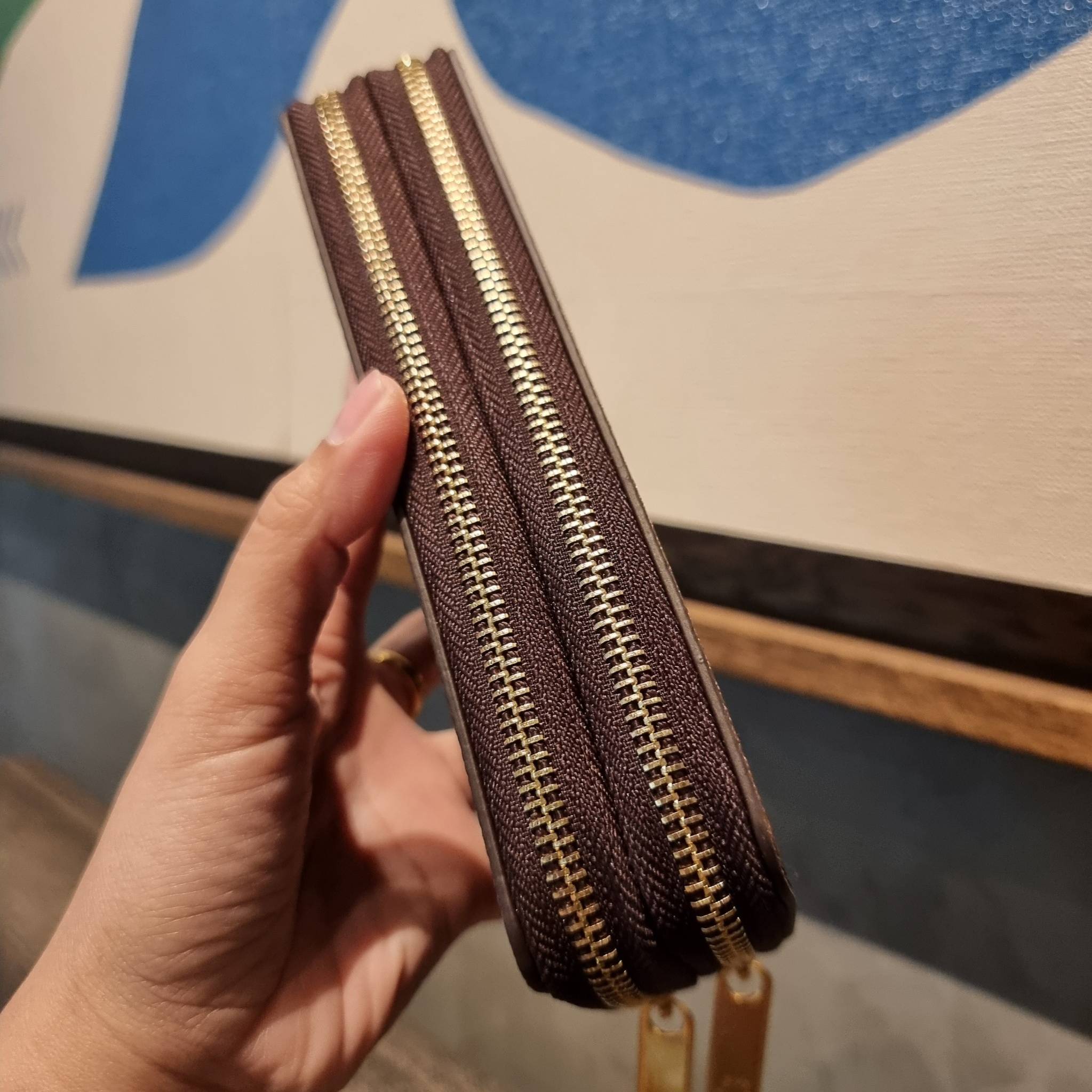 2ซิปก็ต้องมาแล้วแหละ!! IN STOCK แล้ว!! ด่วน!! เตือนแล้วน้า!!! LV long wallet ไอเท็มสุดฮิต ติดทุกกระแส แรงไม่เคยตก รุ่น unisex ที่จะหนุ่มๆสาวๆ ก็เลิฟได้หมด!! ใบยาวขนาดกำลังเหมาะมือ รอบนี้คือดี คุ้ม เพราะมาสองซิป ใส่กันแบบเน้นๆ เงินตุงกระเป๋ารับทรัพย์!! ถือ