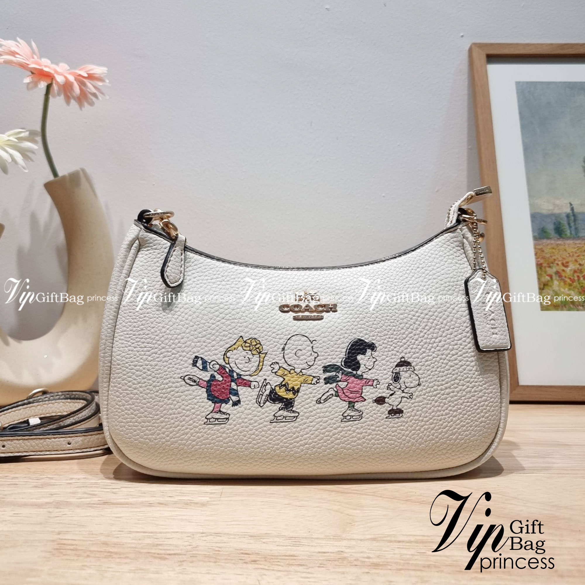 Coach X Peanuts Teri Shoulder Bag With Snoopy And Friends Motif CE861 คอลเลคชั่นสุดคิ้วท์ ไม่ให้ช้อปยังไงไหว!! กับกระเป๋าสะพายไหล่กึ่งทรงพอช พร้อมเสิร์ฟความสวยถึงบ้านไปเลยก่อนใคร แบบไม่ต้องพรีฯ ด้วยดีไซน์ลวดลายกาน์ตูนยอดฮิต มาพร้อมสายสะพาย 2 เส้น