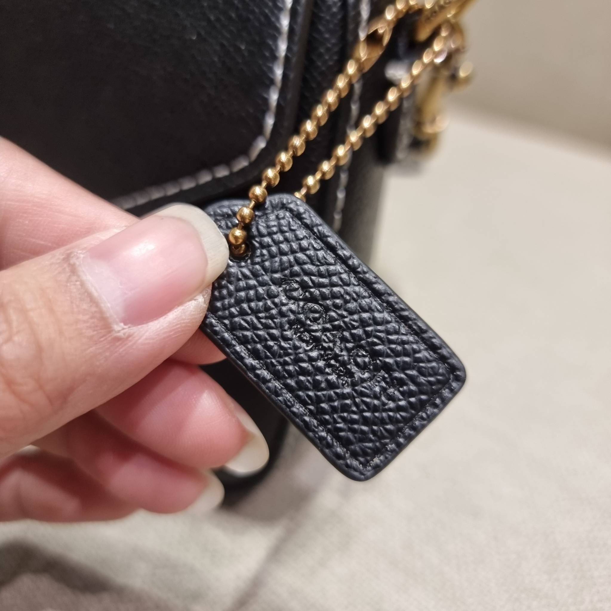 COACH C8439 WYNN CROSSBODY ใหม่ล่าสุด พร้อมเสิร์ฟความหรู ดูดีแบบน้อยแต่มาก กระเป๋าสะพายครอสบอดี้ ที่ซ่อนดีเทลดีงาม มีช่องเสียบบัตรแยกใช้ได้ หรือจะใส่ไว้ในกระเป๋า เพื่อแบ่งสัดส่วนให้ดูน่าใช้ วัสดุหนังวัวลายเกรน เส้นคมสวย เปิด-ปิดด้วยกระดุมแม่เหล็ก สะดวกใช้