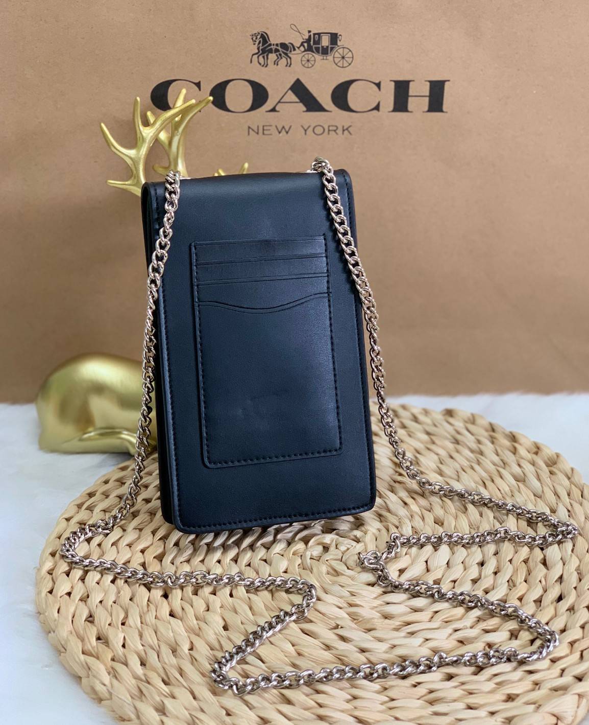 COACH PHONE CASE CROSSBODY BAG ((73486//76988//76357//39955//91046)) COACH NORTH/SOUTH CROSSBODY IN SIGNATURE CANVAS กระเป๋าใส่โทรศัพท์รุ่นนี้ มีความโดดเด่นทั้งดีไซน์และคุณสมบัติในการใช้งาน ด้วยลวดลายที่มีซิกเนเจอร์เป็นเอกลักษณ์แล้ว ด้านหลังยังมีช่องใส่กา