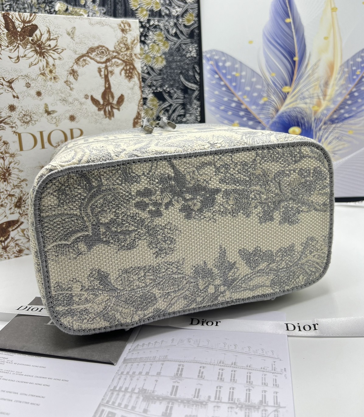 22cm Medium DiorTravel Vanity Case กระเป๋าใส่เครื่องสำอางใบกลาง จุของได้เยอะ มาพร้อมกับลวดลาย Oblique ปักอย่างประณีตและประดับด้วยสัญลักษณ์ Christian Dior Paris มาพร้อมสายสะพายและหูจับในตัว