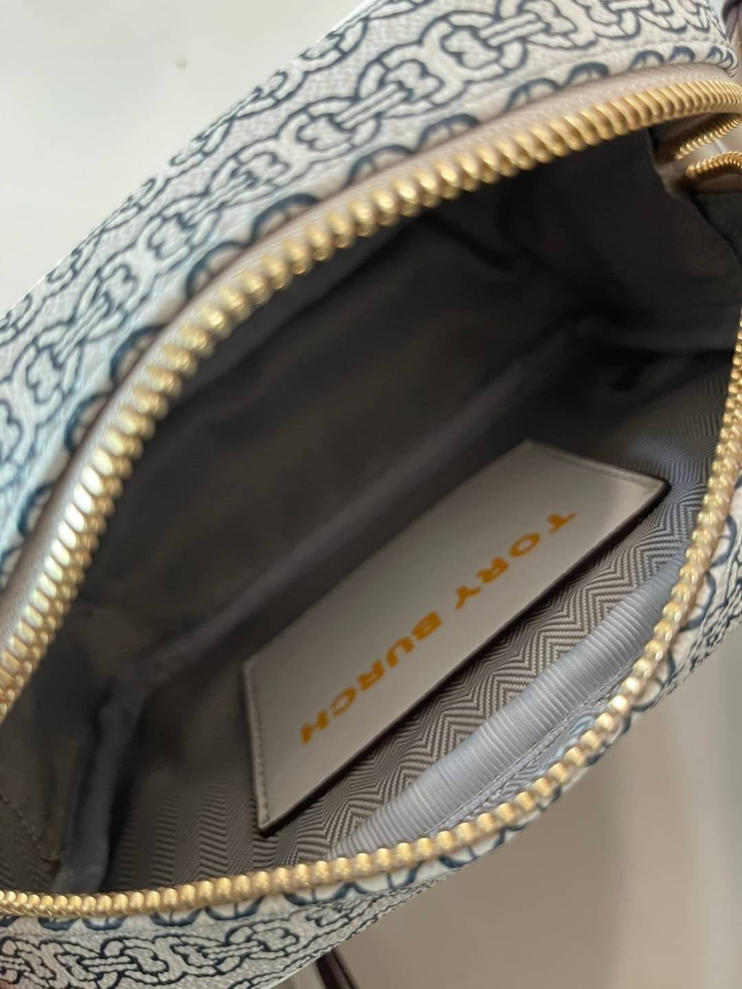 Tory burch Gemini Link Canvas Applique Mini Bag Crossbody Daisy Stripe กระเป๋าสุดปังจากทอรี่ เบริช์(Tory Burch) อย่างเจมิไนลิงค์ ในทรงcrossbody bag มีเอกลักษณ์โดดเด่นที่ลายทางตรงกลาง มีการพิมพ์แพทเทิรน์โซ่แบบเรียบหรู เพิ่มความน่ารักจากดอกเดรซี่ที่ถูกจัดวา