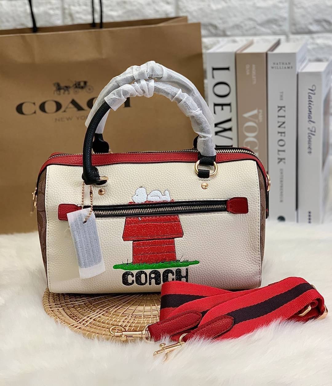 LIMITED EDITION💥 🌈สวย+คุณภาพ สินค้าต้องมีค่า Coach X Peanuts Rowan Satchel With Snoopy ((C6164)) พร้อมส่งที่ไทย ใหม่ล่าสุด ห้ามพลาดค่าา! สวยกันให้สุด กับกระเป๋าทรงหมอน ขนาดกลางกำลังดี หนังแท้นิ่ม ลายหนังสวยงามมากๆค่ะ 🔺ด้านหน้ามีโลโ