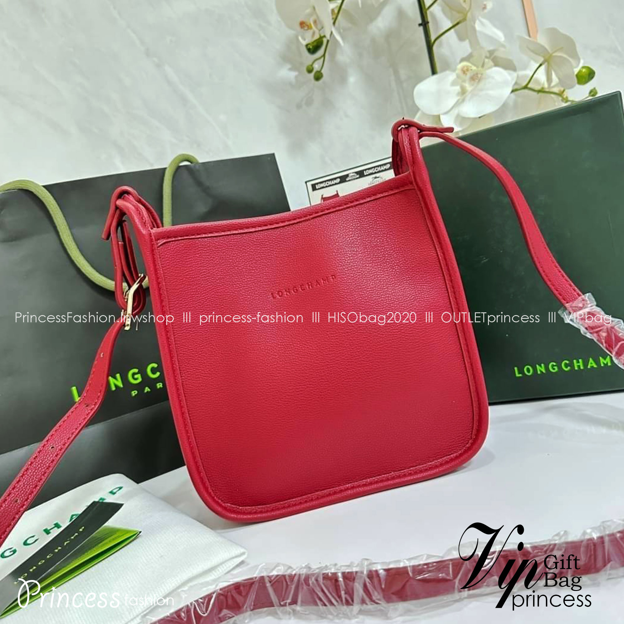 LONGCHAMP LE FOULONNÉ CROSSBODY BAG กระเป๋าสะพายที่เรียบง่ายและดูดี การออกแบบที่คล่องตัวของรุ่นนี้เหมาะอย่างยิ่งสำหรับผู้หญิงที่มีบุคลิกที่ต้องการกระเป๋าสไตล์แบบเรียบง่าย