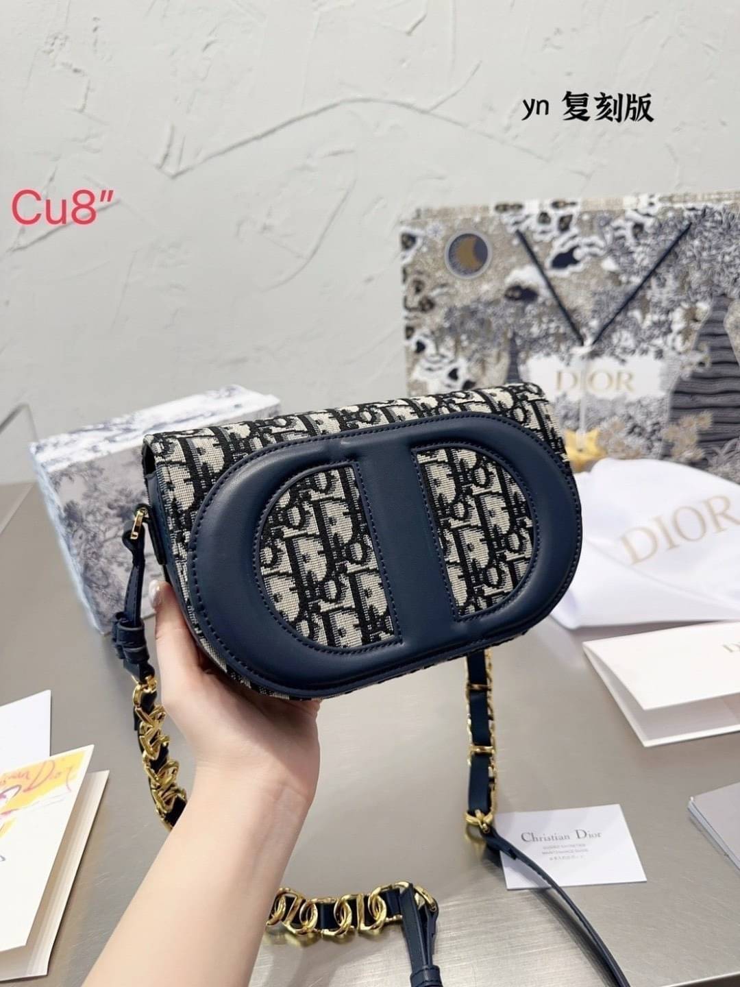 DIOR CD SIGNATURE BAG WITH STRAP กระเป๋าสะพายซิกเนเจอร์ ไอเท็มมาแรง ที่สวยแซ่บไม่มีไม่ได้เลย ไอเท็มมาแรง ที่สวยแซ่บไม่มีไม่ได้เลย โดดเด่นด้วยโลโก้เอกลักษณ์ สายสะพายมีดีเทลหรูสุดๆ