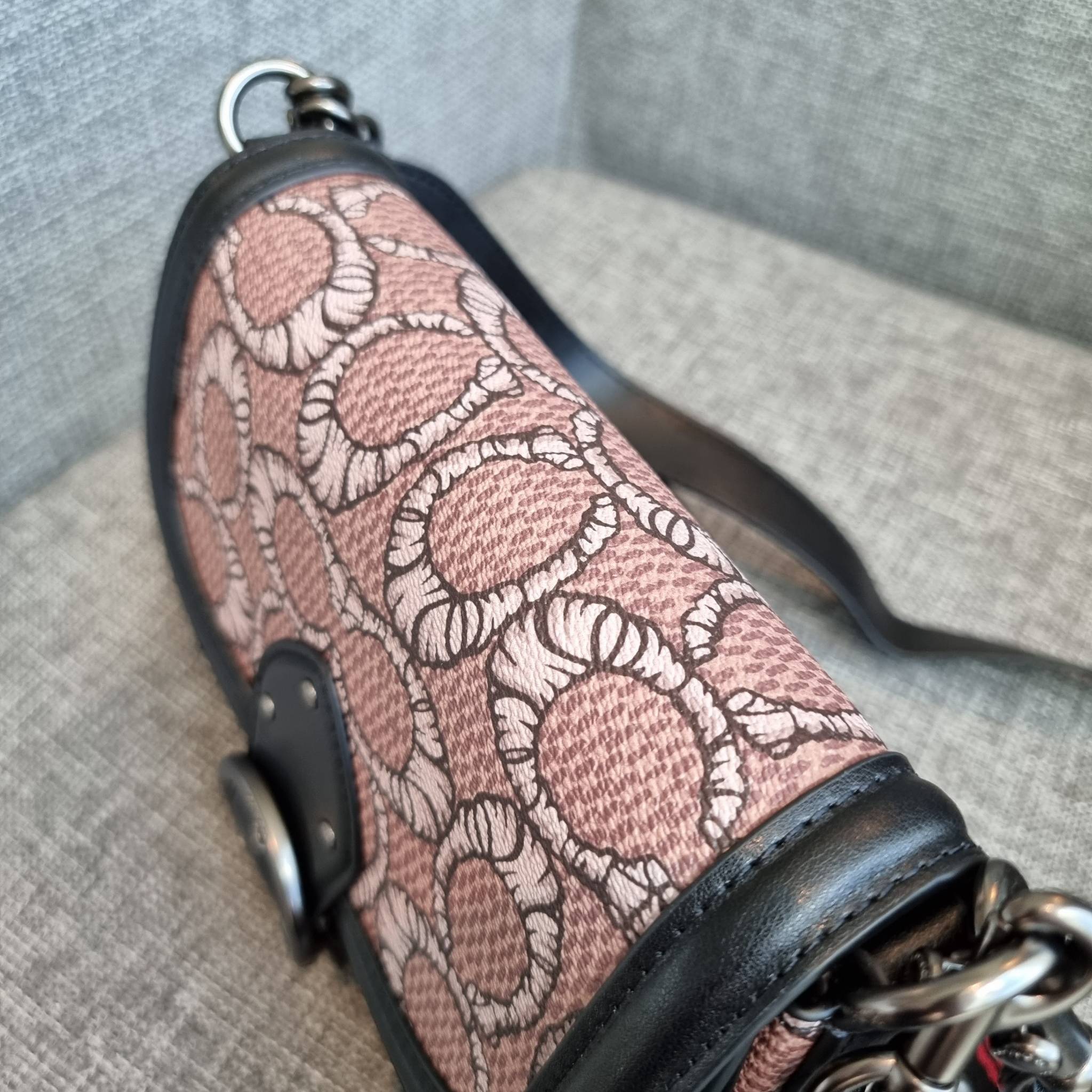 OUTLET 】COACH C6972 COACH x MICHAEL B. JORDAN WITH BEAT SADDLE BAG คอลเลคชั่นใหม่ ดีไซน์สุดชิค มาให้สวยในไทยก่อนใคร กับกระเป๋าทรง saddle ที่พิเศษมากๆมาพร้อมสายสะพาย 2 เส้น ใช้คู่กันหรือแยกสะพายก็สวยครบสูตร กระเป๋าสะพายทรง saddle คลาสสิค วัสดุหนังแคนวาสสลั