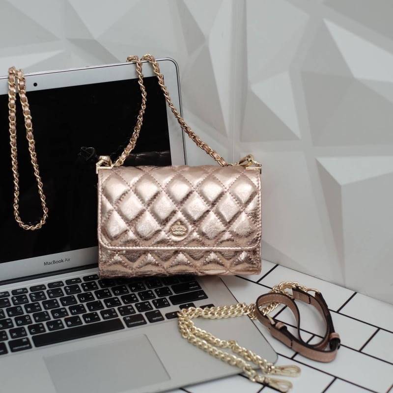 รุ่นขายดีที่สุด ** รอบใหม่ **หนังวัวแท้ สวย นิ่มมากๆค่า และ ปักลายตารางออกมาสวยมาก ** KEEP รุ่น Florence Flat bag ตัวกระเป๋าหนังแท้ นิ่ม-ตึง สุดๆ รุ่นนี้ จะมี 2 ขนาด คือ mini และ classic ไซด์