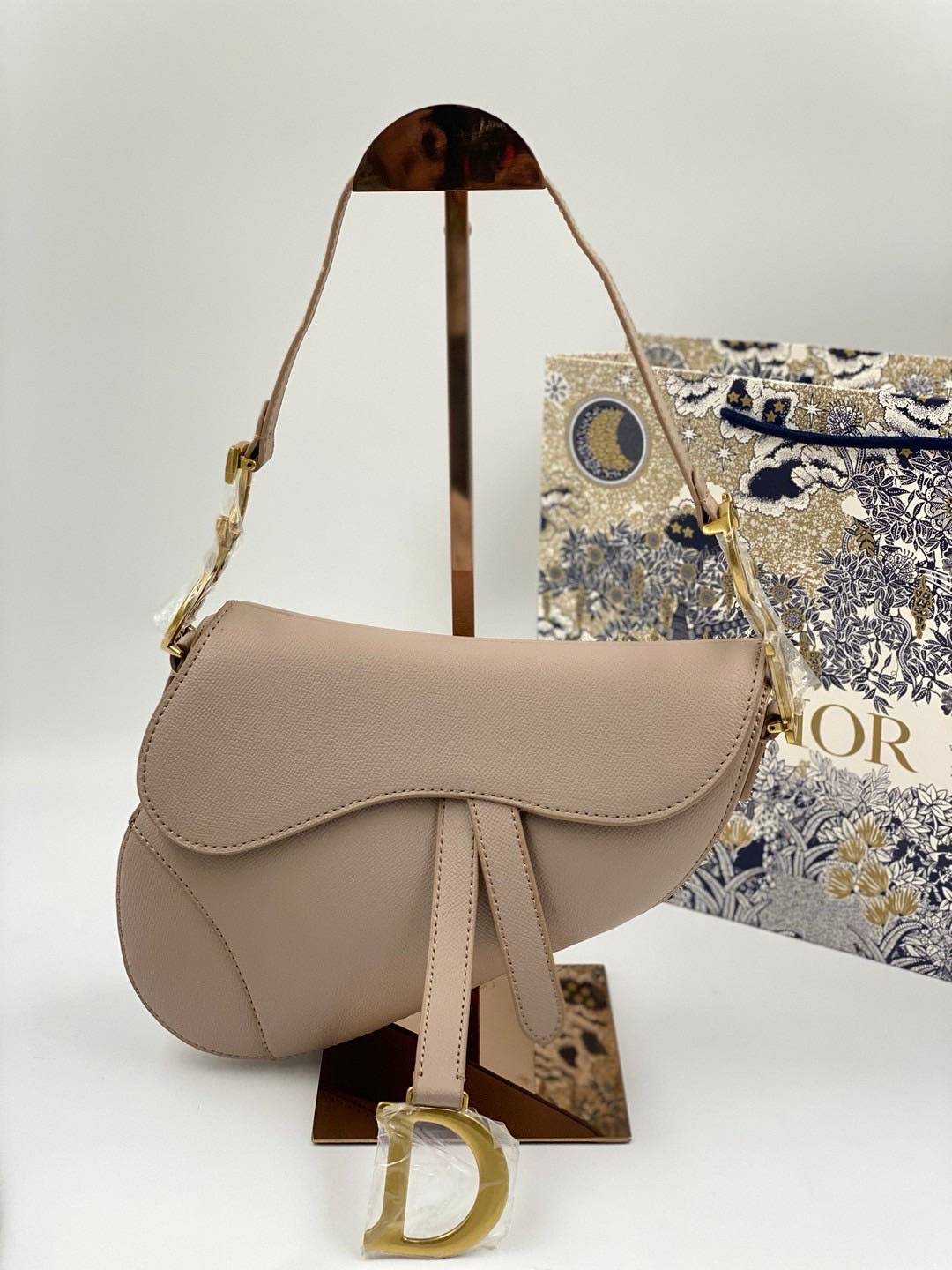 ORI หนังแท้ | DIOR Saddle Bag with Strap Grained Leather กระเป๋าถือ/สะพายทรงอานม้า รุ่นยอดนิยมที่มีเอกลักษณ์สวยงามเหนือกาลเวลา ลูกเล่นห้อยด้วยตัวอักษร D ตรงหูหิ้วมีกิมมิค CD สวยหรูดูแพง