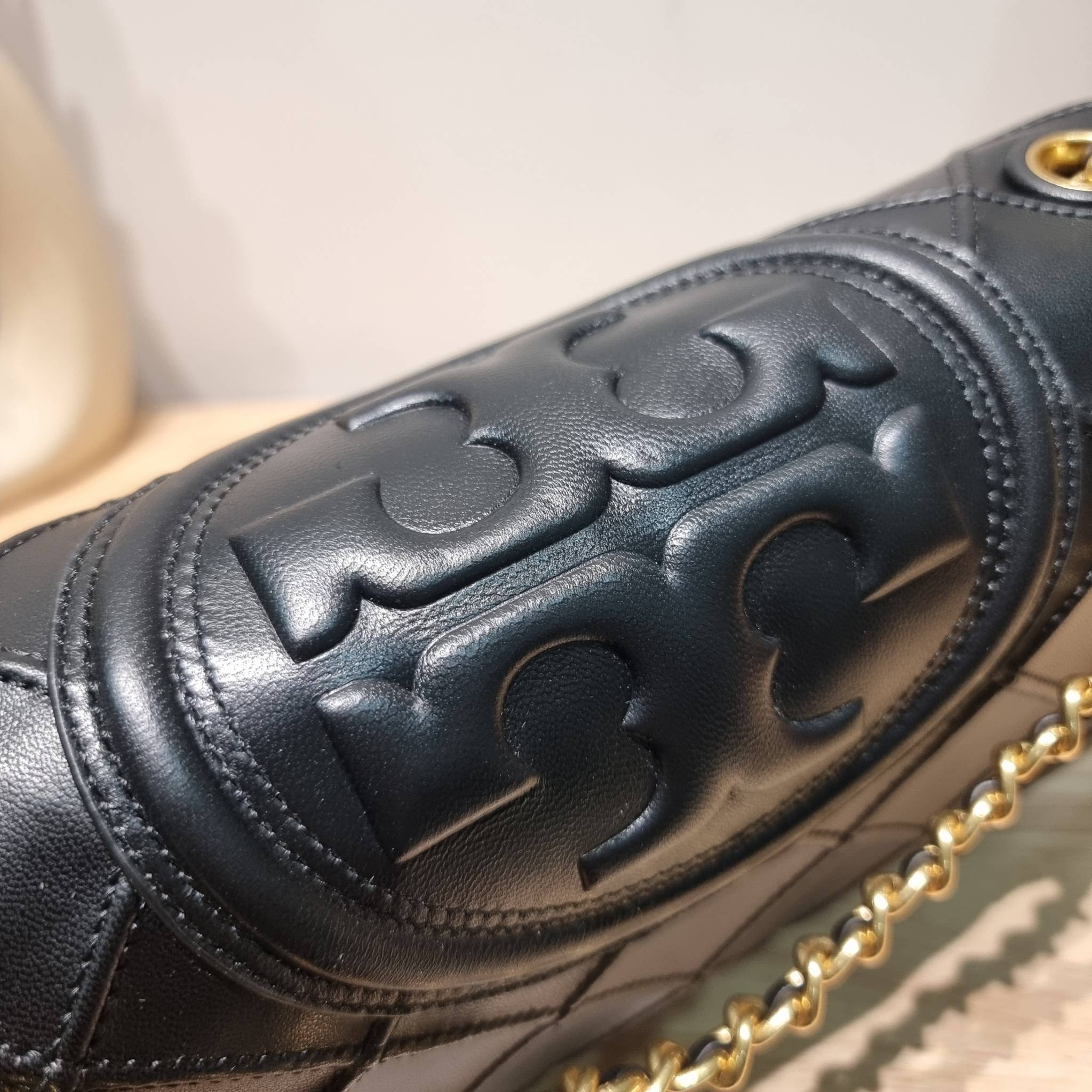 TORY BURCH FLEMING SOFT CONVERTIBLE SHOULDER BAG รุ่นหายาก กับดีไซน์ใหม่ล่าสุด มาพร้อมเสิร์ฟความสวยถึงบ้านไปเลย กับกระเป๋าสะพายไหล่ขนาดกำลังสวย หนังแท้นิ่มเต็มใบ สัมผัสสบายมือ