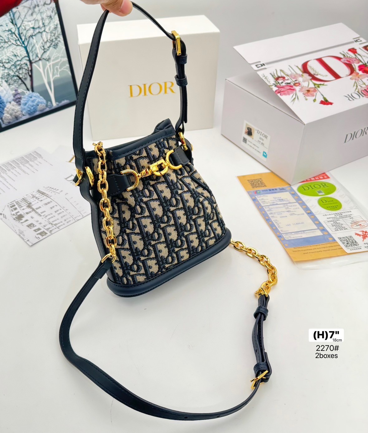 DIOR Small C'est Bag กระเป๋าสะพายสุดคลาสสิค ดีไซน์หรู ไซส์เล็กกะทัดรัด ใช้งานง่าย สะพายได้ทุกโอกาส ไอเท็มร้อนแรง ดีเทลสวยไม่ซ้ำใคร