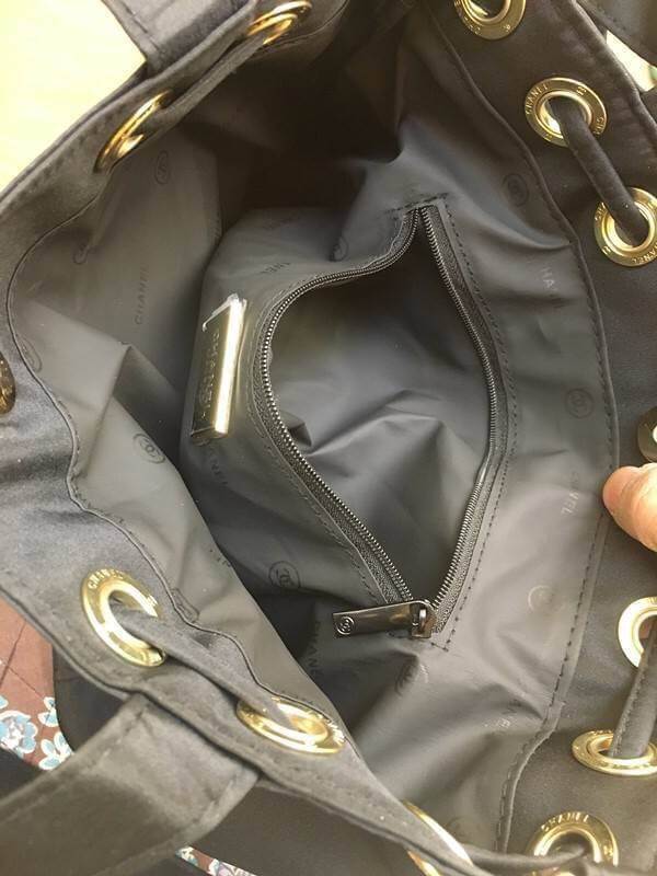 CHANEL New Black Sequins Bucket Bag กระเป๋าฟรีเมี่ยมชาแนลทรงขนมจีบหูรูด ปากกระเป๋าปิดด้วยแม่เหล็กดู ใช้แบบถือหรือสะพายข้างก็ได้ค่ะ ภายในมีช่องซิปเล็กไว้แยกเก็บของจุกจิก สายถอดออกและปรับระดับได้ค่ะ ผ้าสีดำปักเลื่อมโลโก้แบรนด์ สวยงามมากๆ ใช้ได้หลายโอกาส