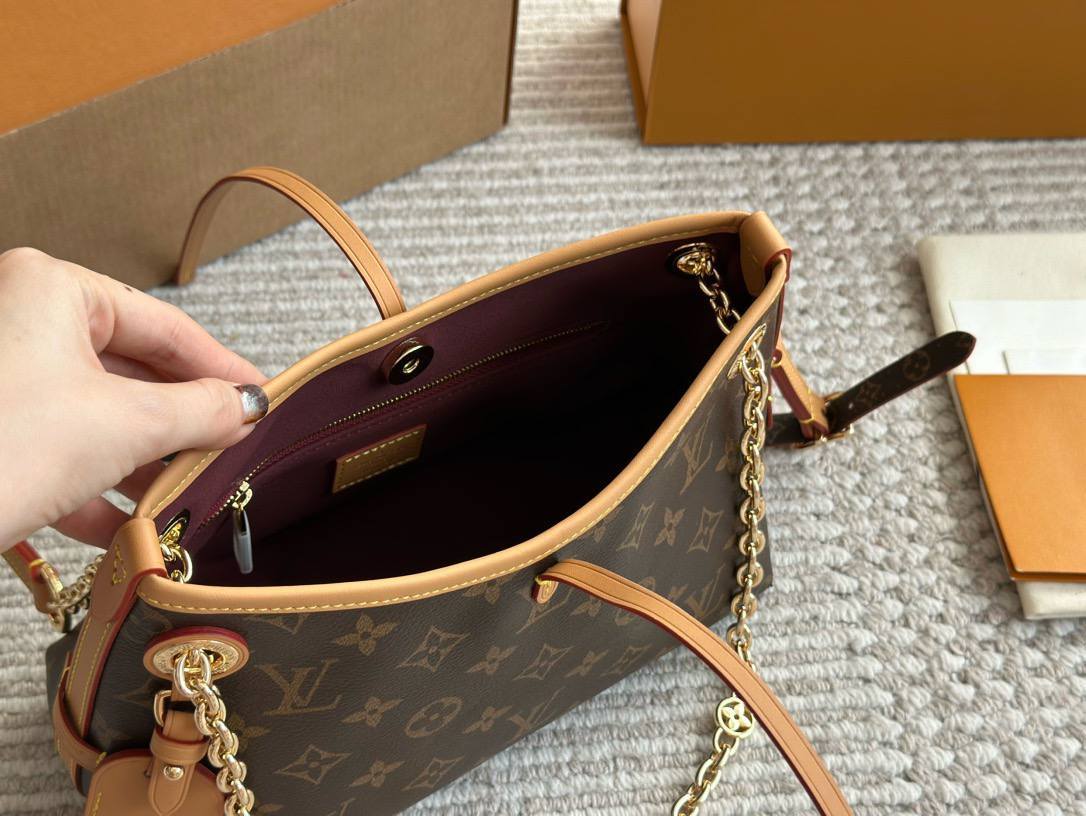 LV CarryAll BB bag กระเป๋าสะพายแครี่ออล ไซส์ใหม่ ดีไซส์ใหม่สุดไอคอนิกปรับโฉมใหม่ประจำฤดูกาลในดีไซน์สุดชิค ตกแต่งสายโซ่สีทองงดงามด้วย Monogram Flower