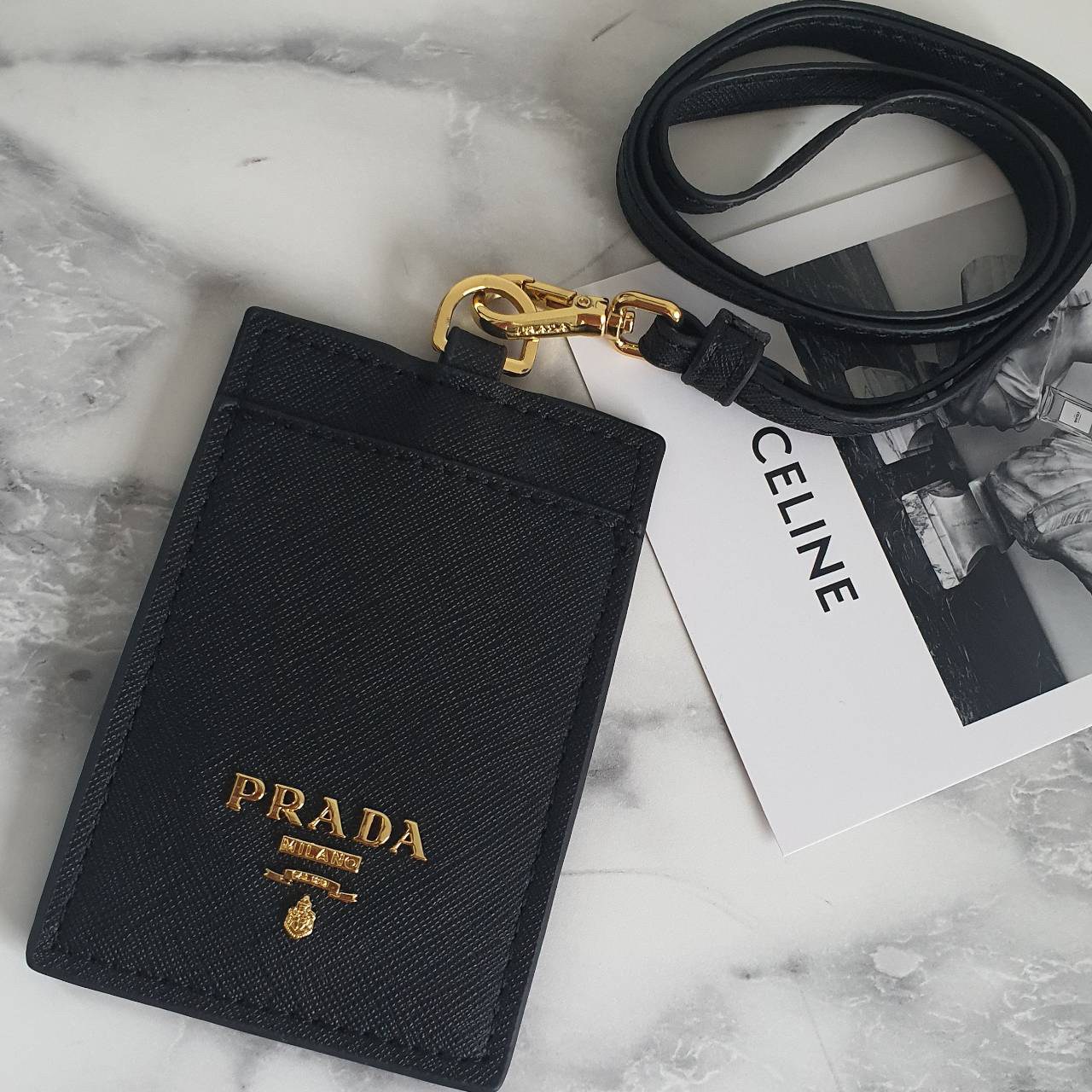 สิ้นสุดการรอคอย!! พร้อมส่งที่ไทยแล้วค่ะ สายคล้องบัตรสุดคลาสสิค จากงานพรีเมี่ยมกิ้ฟท์แบรนด์ดังอย่าง PRADA วัสดุหนังพรีเมี่ยม SAFFIANO อะไหล่ทอง ปั้มแบรนด์ ด้านหน้ามีช่องใส่บัตร1ใบ ประกับโลโก้PRADA และด้านหลังใส่บัตรได้อีกหนึ่งใบ(แบบใส) สำหรับโชว์บัตร ไอเท็