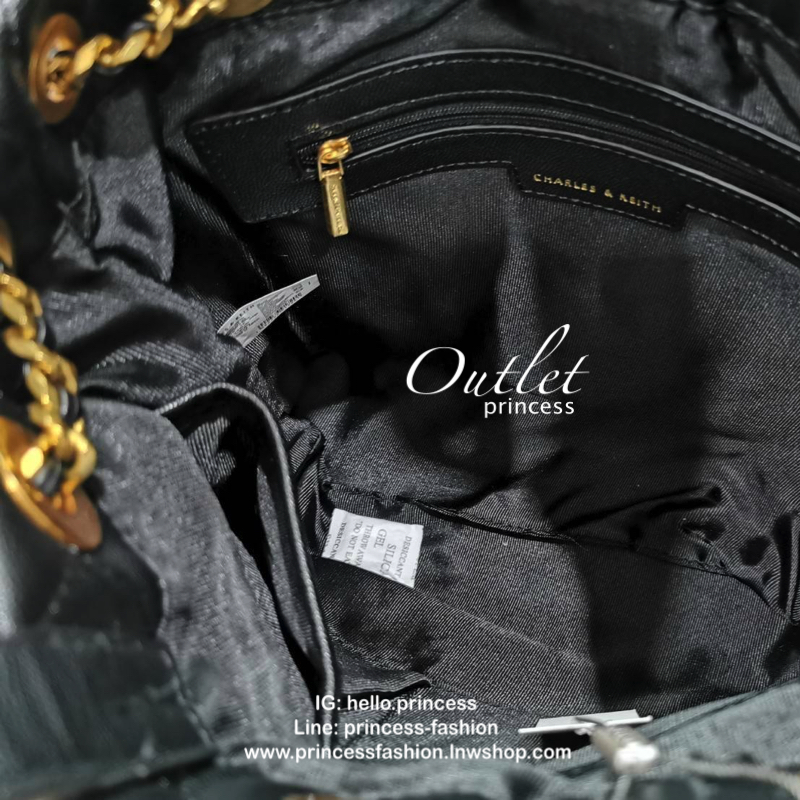 CHARLES & KEITH HANDBAG กระเป๋าถือหรือสะพายดีไซน์สวยหรูวัสดุหนังคาเวียร์อยู่ทรง ด้านหน้ามีโลโก้ ด้านข้างมีช่องใส่ของ มีหูจับถนัดมือ พร้อมสายสะพายโซ่มีที่รองบ่าสามารถใช้สายคู่สะพายไหล่หรือสายเดี่ยว Crossbody ได้ มีหมุดรองฐานกันรอย ภายในมีช่องซิปเเละช่องใส่