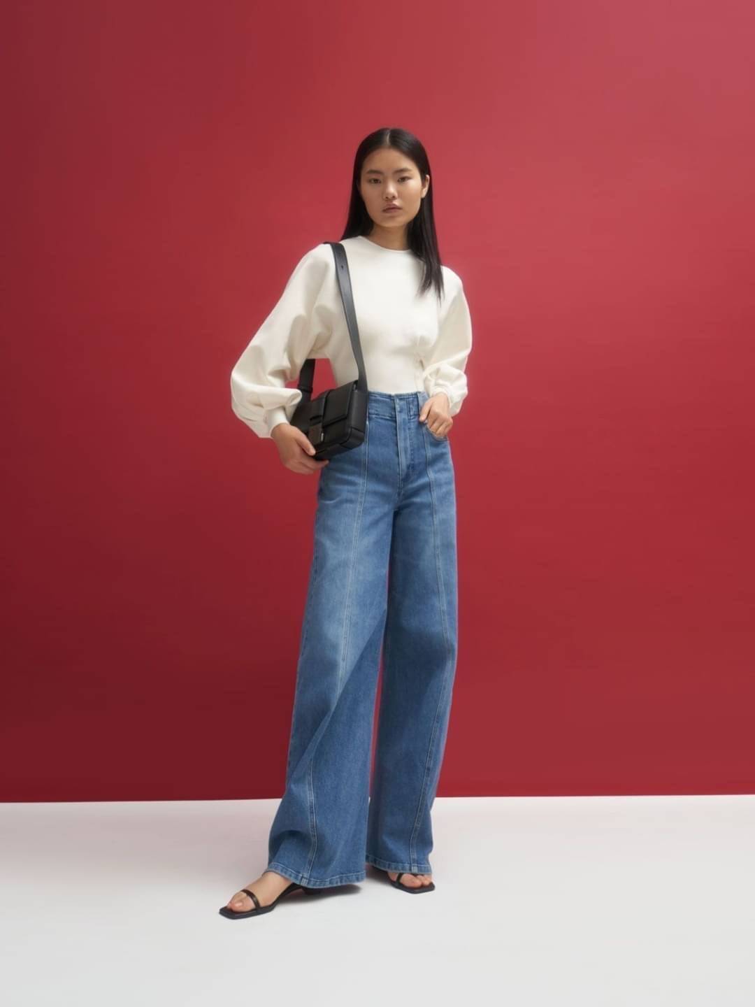 Charles & Keith Front Flap Push Lock กระเป๋าสะพายข้างทรงสวย จุดเด่นที่อะไหล่ลายไม้ตรงตัวเปิดปิด น้ำหนักเบา ด้านหลังมีช่องใส่ของได้ เปิดปิดแบบตัวกดล็อก ด้านในจุของได้พอสมควร เช่น iPhone 12 Pro Max กระเป๋าเงินใบกลาง/สั้นเป็นต้น สายสะพายยาวปรับสายได้ (ถอดสาย