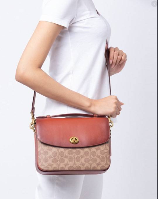 COACH CASSIE CROSSBODY BAG((68349//68348)) พร้อมส่งค่ะ! รุ่นฮิต กระเป๋าหิ้วได้//สะพายข้างหรือครอสบอดี้ร์ได้ หนังแท้นิ่มสวย เปิดปิดกระเป๋าแบบหมุนล็อค ภายในกระเป๋ามี3ช่องให้ใส่ของ แต่ล่ะช่องกว้าง สามารถใส่กระเป๋าเงินใบยาวได้;ของอื่นๆได้จุทีเดียวค่ะ ;มีช่องซ