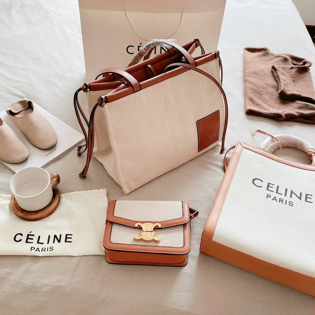 พร้อมส่งที่ไทยแล้วกับ LOEWE CUSHION TOTE BAG VIP GIFT WITH PURCHASE-GWP พรีเมี่ยมกิ๊ฟ จาก LOEWE PERFUME DUTY FREE COUNTER ด้านหน้าปักหนังปั้มโลโก้แบรนด์สวยหรู ทรงใบใหญ่ สะพายไหล่ *จุของได้เยอะมาก สามารถใส่ NOTEBOOK IPAD ได้สบายค่ะ น้ำหนักกำลังดี มาพร้อมสา