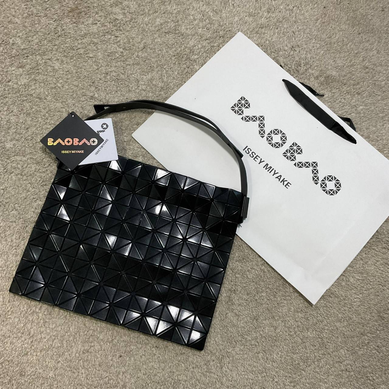 รุ่นใหม่ล่าสุด! พร้อมส่งที่ไทย! BAO BAO ISSEY MIYAKE BAGUETTE HANDBAG (LARGE) กระเป๋าสะพายไหล่จากทรงสวย วัสดุ 100% POLYVINYL CHLORIDE ด้านในใส่ของได้กำลังดีเลย ใส่ไอแพดมินิ กระเป๋าสตางค์ยาวได้ สมุดโน้ตได้สบายเลย วัยทำงานหรือวัยนักศึกษา อย่างน้อยต้องมีแบรน