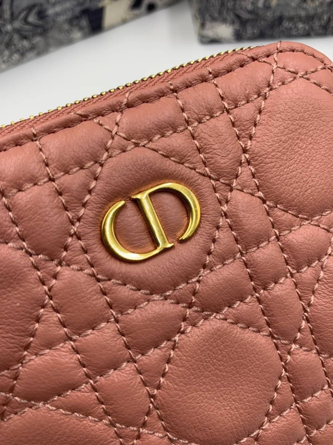 VIP 】CHRISTIAN DIOR PHONE BAG 2 in 1 DOUBLE BAG กระเป๋าเซ็ท 2 ใบ มีสายสะพายข้าง ถอดออกใช้งานได้ ถือว่าคุ้มมากๆเลยค่ะ สามารถใช้งานแยกกันได้ ใส่สายสะพายหรือ ถือได้ วัสดุหนังแท้ สวยงามนุ่มฟู น่ารักมากๆ เลยน้าาา