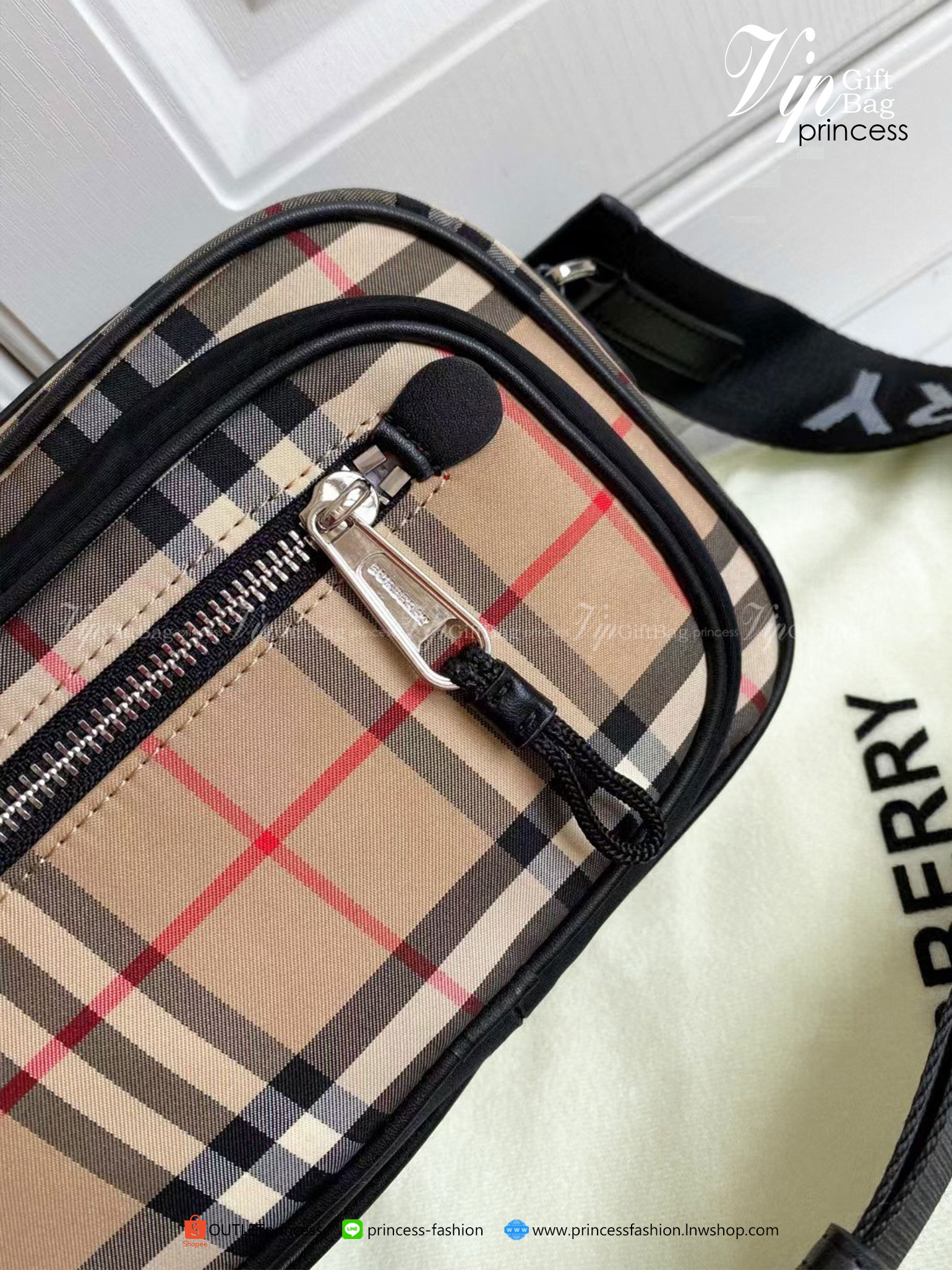 พรีเมี่ยมกิ๊ฟแท้ 100% 】สำหรับคุณผู้ชาย มีมาให้ช็อปแล้วค่ะ!!! 🇬🇧 NEW ARRIVAL! BURBERRY CROSSBODY BAG VIP GIFT WITH PURCHASE (GWP) พรีเมี่ยมกิ๊ฟ Limited Edition