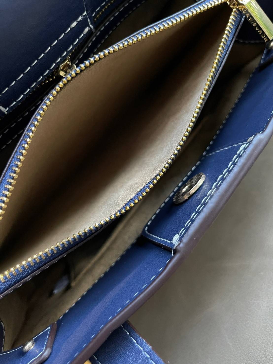 Tory burch T monograme Walker small sacthel คอลเลกชั่นนี้เป็นกระเป๋าที่ตอบโจทย์สาววัยทำงานอย่างมาก ใช้เป็น Everyday Bag สำหรับสาว ๆ เหมาะกับการใช้งานทุกช่วงเวลา ลวดลายของ T Monogram สุดคลาสสิก ตกแต่งขอบด้วยหนัง ยังจุของได้เยอะตอบโจทย์สาว ๆ ที่มีของใช้ส่วน