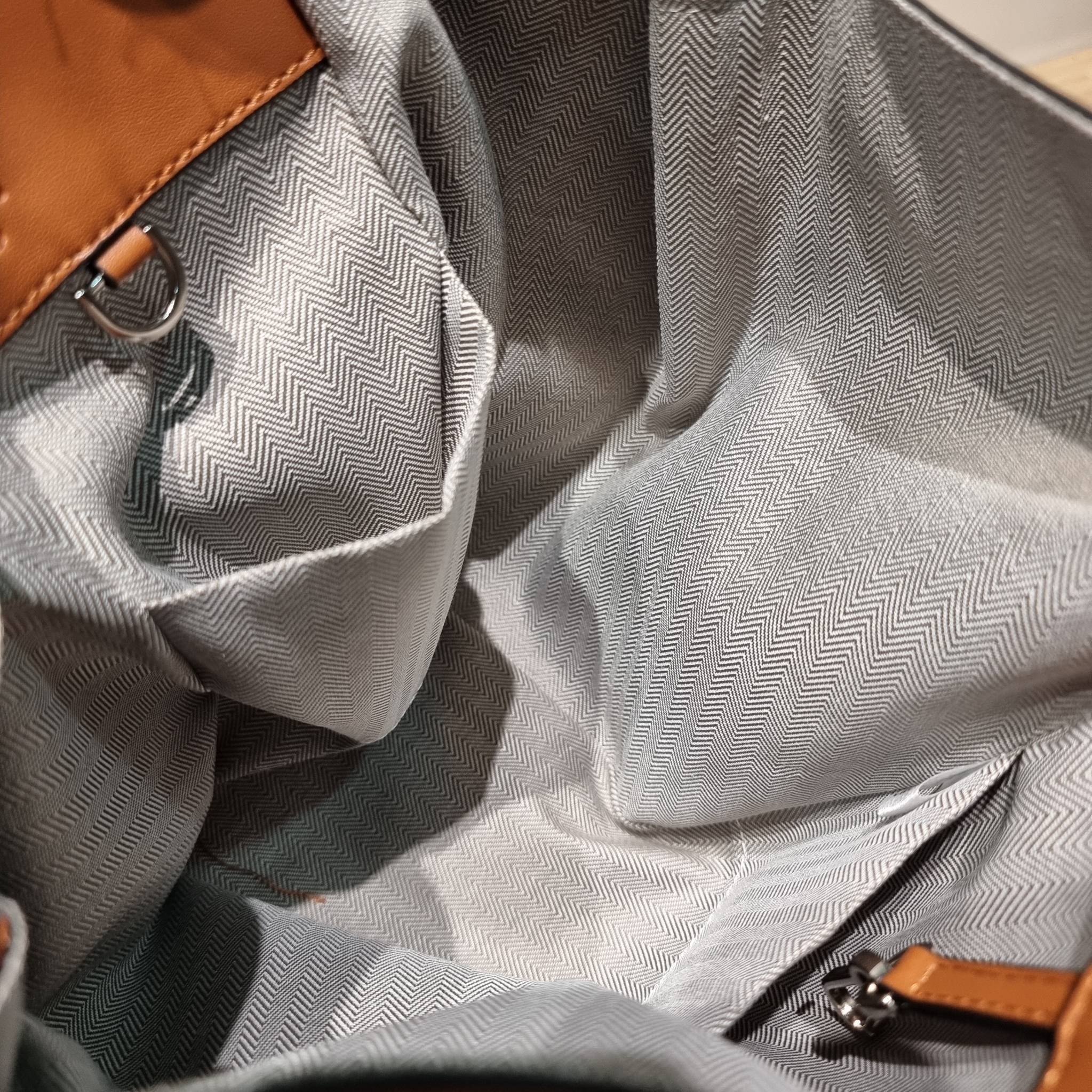 LOEWE SMALL HAMMOCK IN CLASSIC CALFSKIN พร้อมส่ง กระเป๋าสะพายดีไซส์เก๋ สามารถปรับเปลี่ยนรูปทรงได้หลากหลาย มีลูกเล่นทำให้ใช้ได้ไม่มีเบื่อ