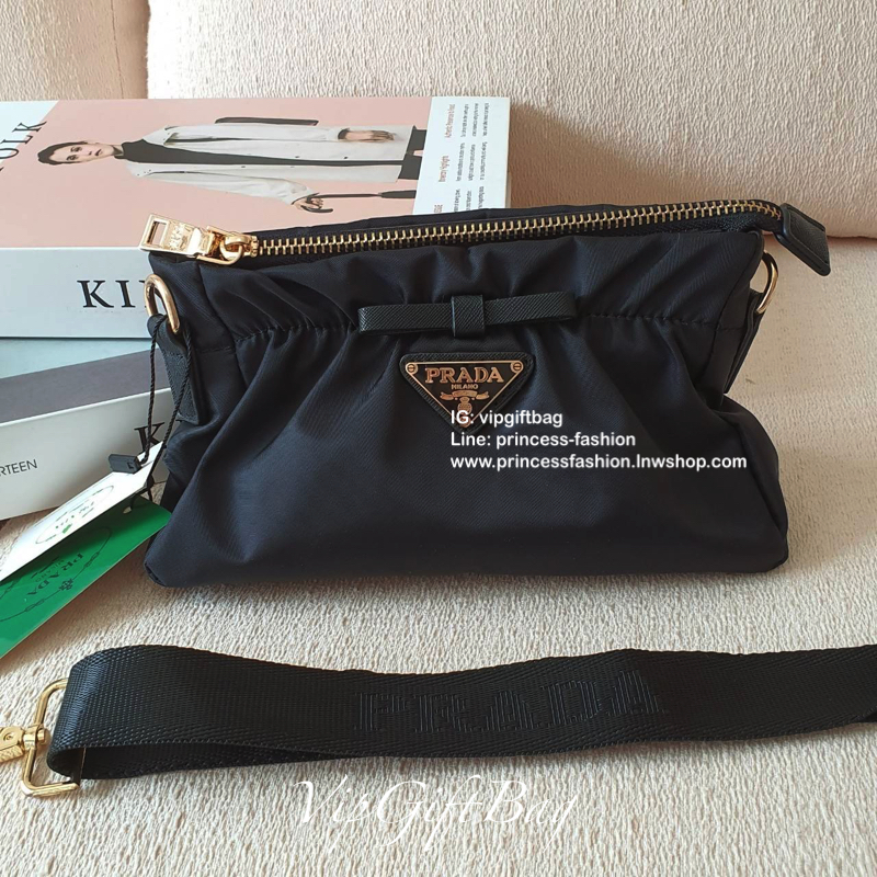 งานไซส์น่ารัก จากงานพรีเมี่ยมกิ้ฟ เคาเตอร์ต่างประเทศ Prada มีมาให้จับจองคะ รุ่นยอดฮิตที่สาวๆตามหากัน ภายนอกจับจีบปากกระเป๋า ดีมาก วัสดุผ้าNyonกันน้ำ เปิด/ปิดด้วยซิป สามารถคล้องมือเกร๋ๆ หรือจะถือเป็นครัชก็ไฮโซไปอี้ก ภายในเย็บติดป้ายหนังแบรนด์ มีช่องซิปเล็ก