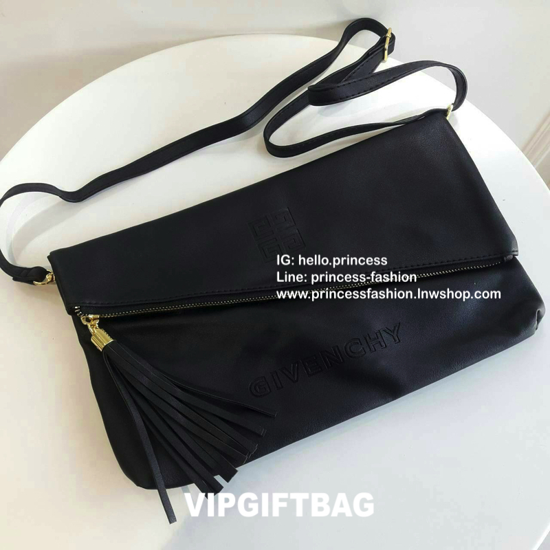 GIVENCHY ENVELOPE CLUTCH BAG คลัชหนัง pu ดีไซน์สะดุดตา มีพู่ห้อยซิบเฉียง ซับในทั้งใบสายยาวปรับระดับได้ เปิดปิดด้วยกระดุม ด้านในจุของได้เยอะ แถมมีช่องซิปอีกหนึ่งช่องคะ สายถอดเป็นคลัชถือออกงานได้ สวยๆเก๋ๆมาก รีบจัดเลยค้า